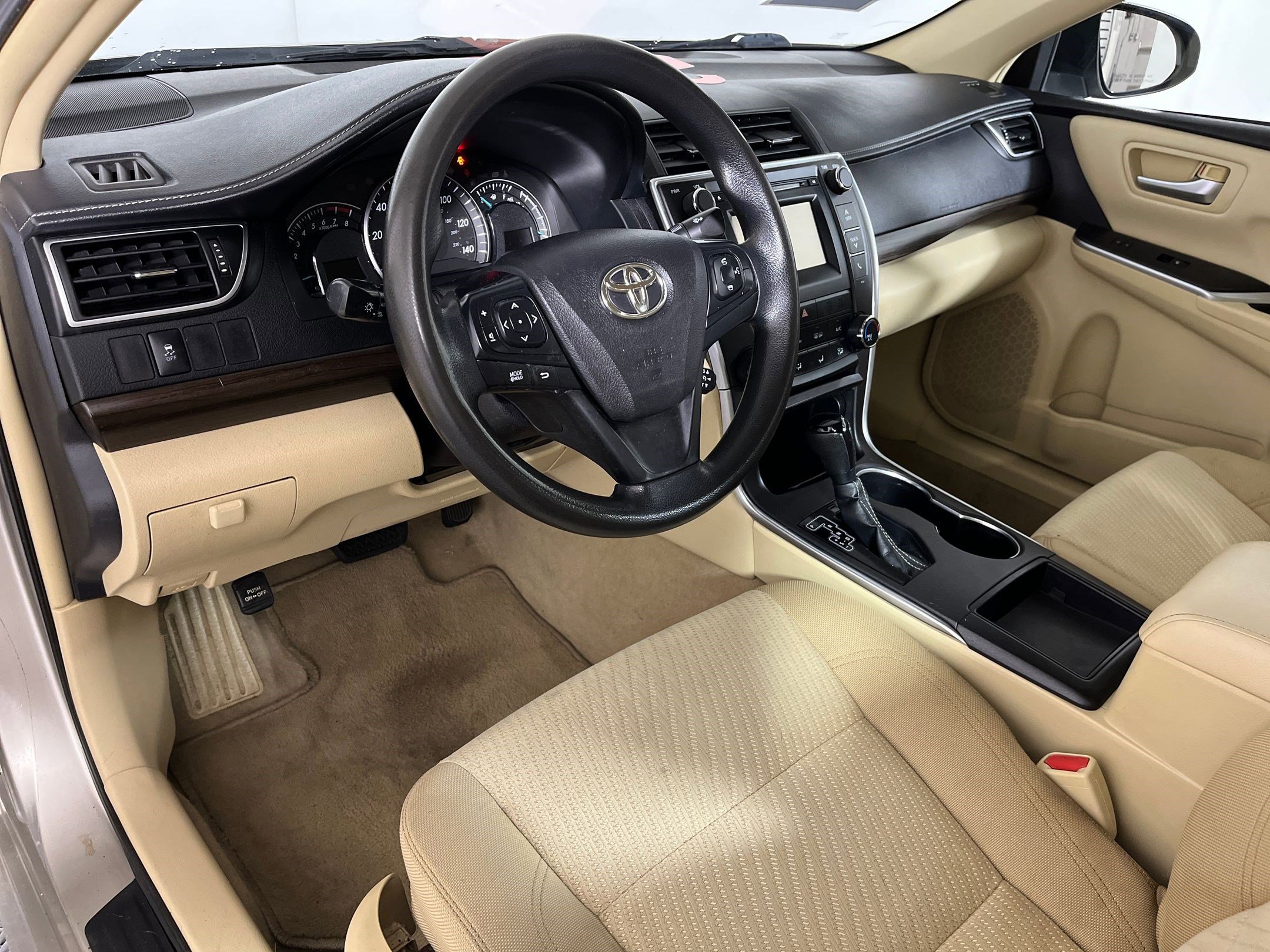 2015 Toyota Camry LE photo 3