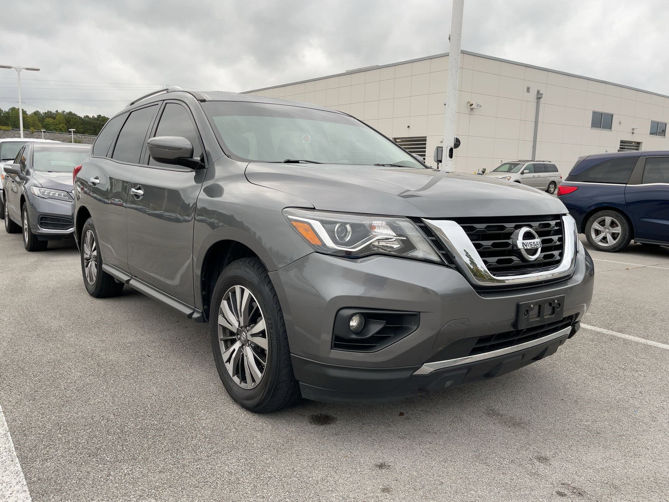 2019 Nissan Pathfinder SV photo 3