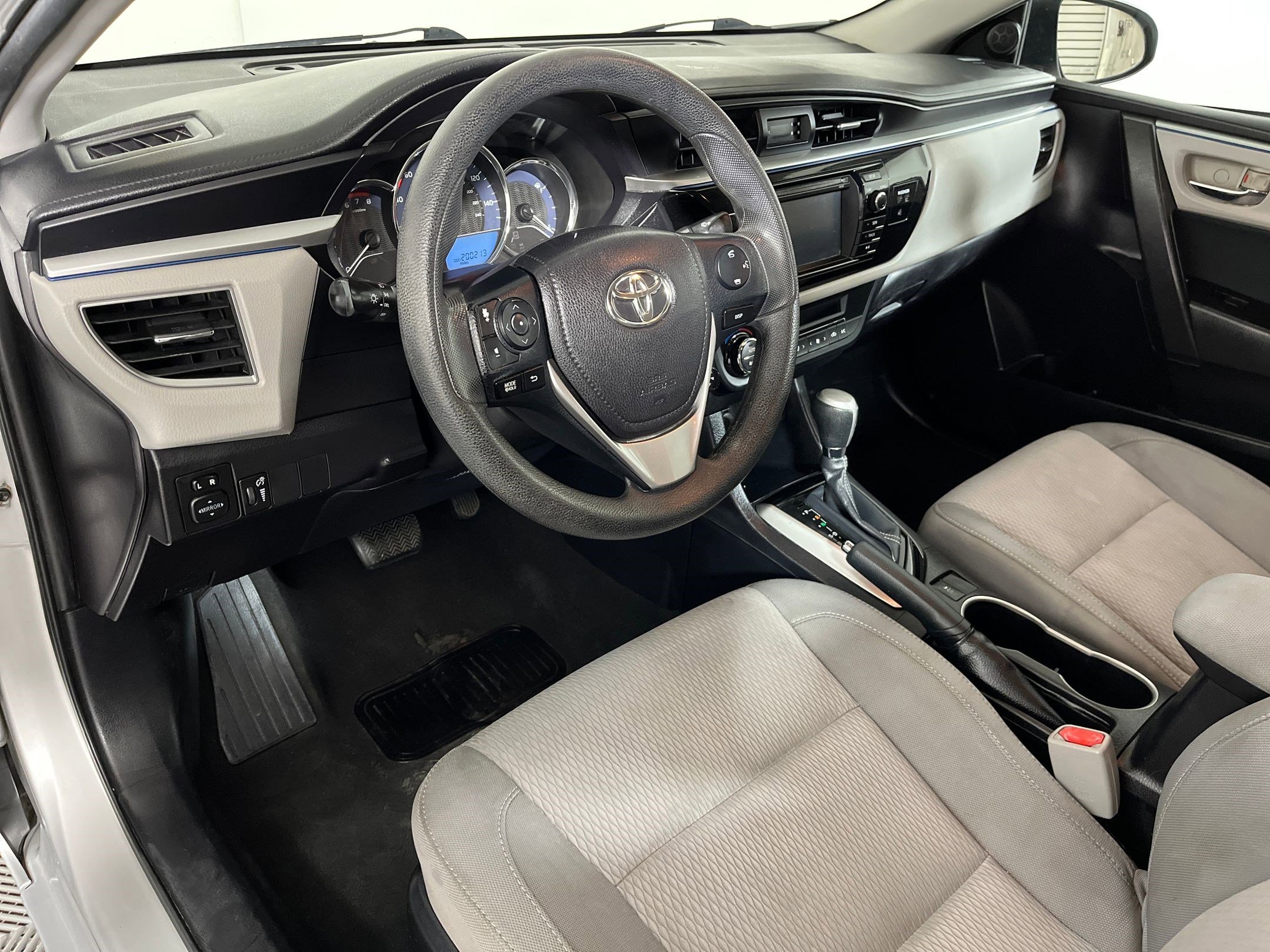 2015 Toyota Corolla LE photo 3