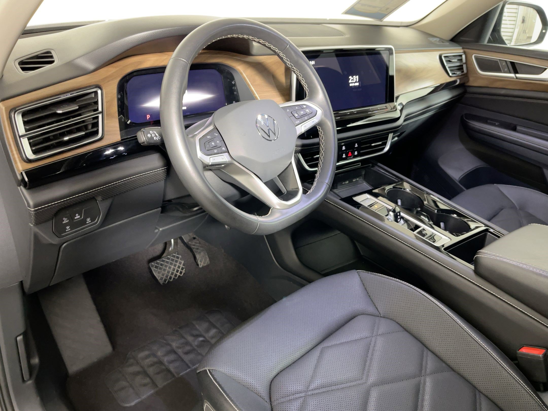 2024 Volkswagen Atlas SE Technology photo 3