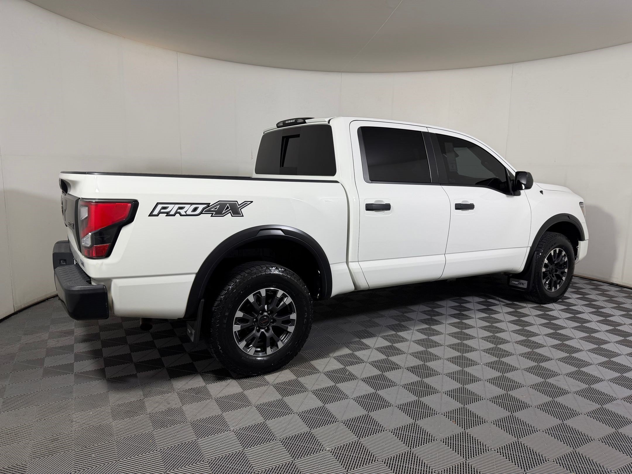 Titan PRO-4X Truck Crew Cab