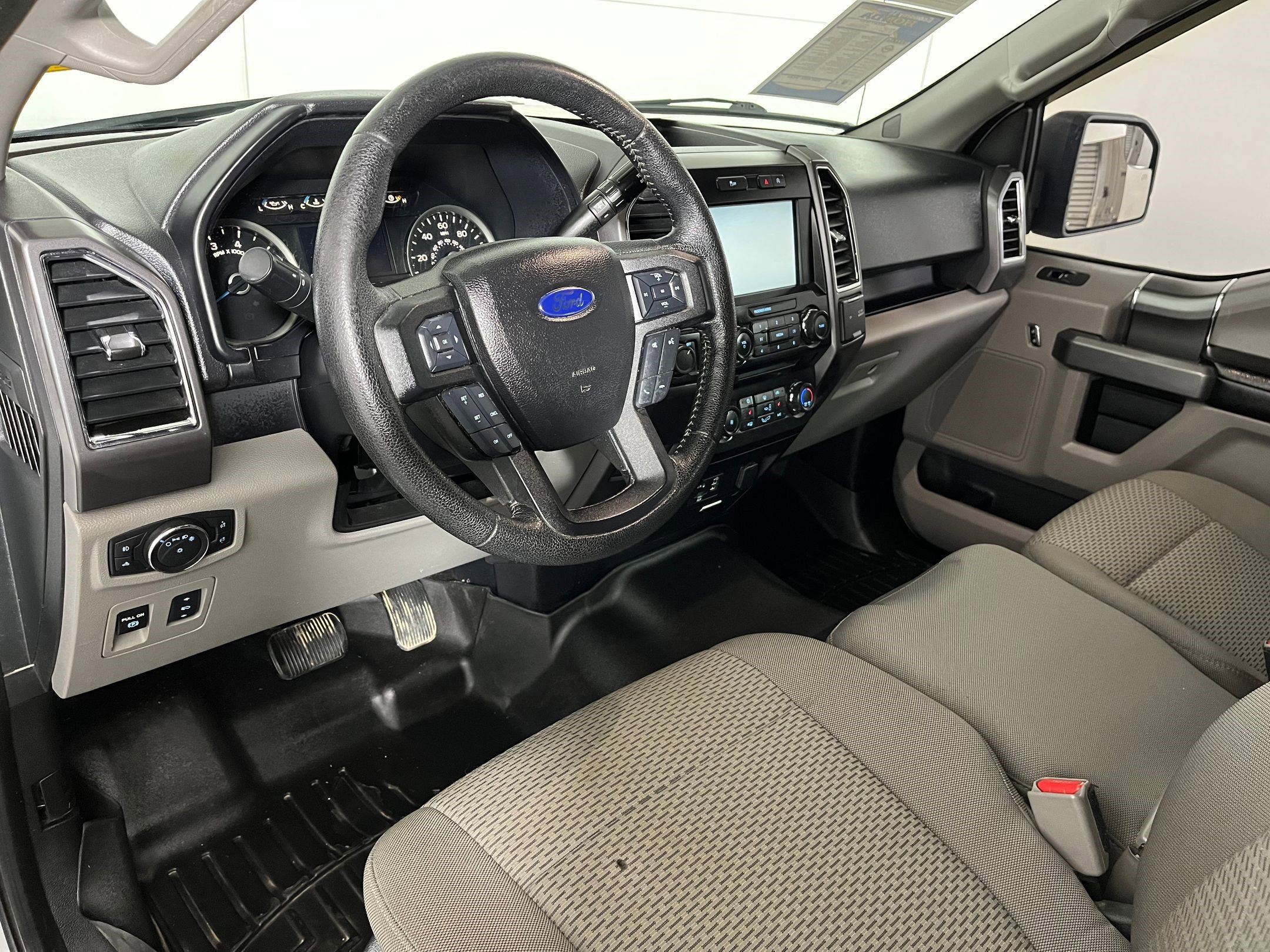 2015 Ford F-150 XLT photo 2