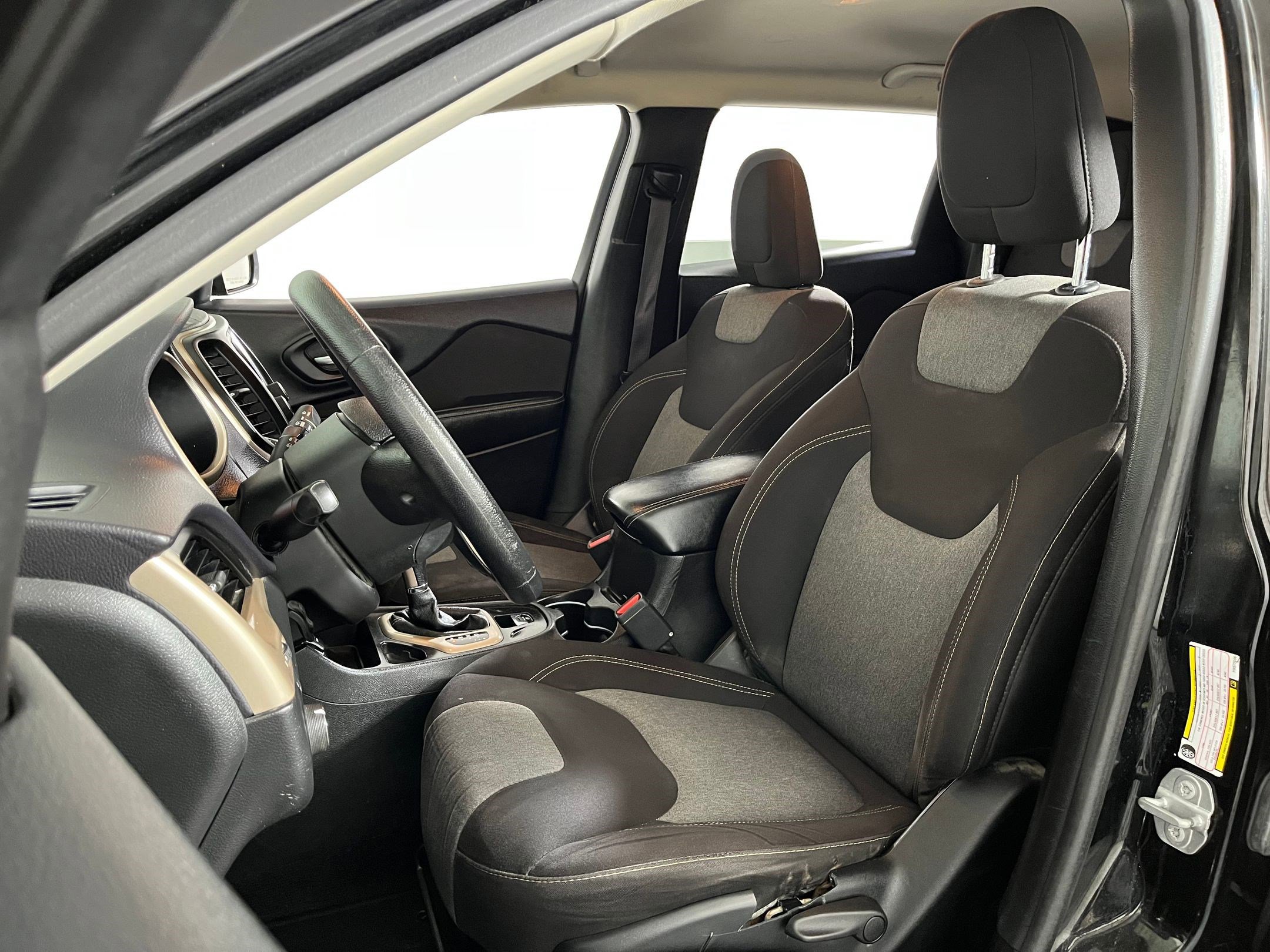 2017 Jeep Cherokee Sport photo 2