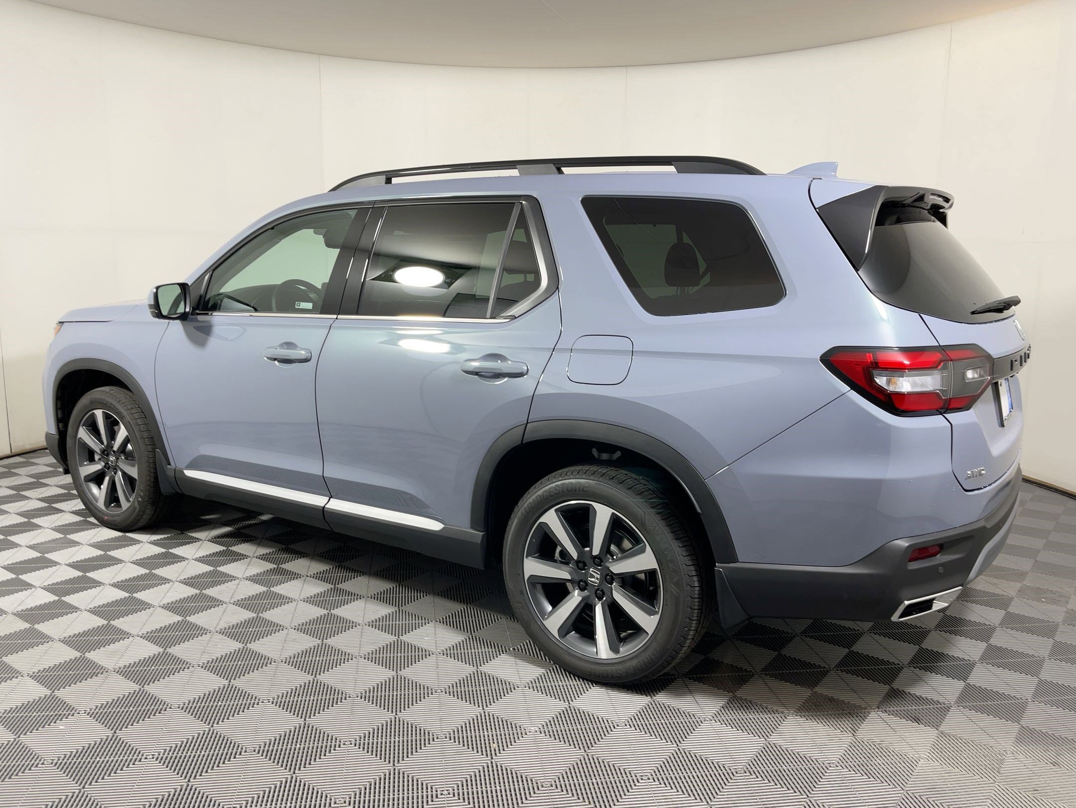 2025 Honda Pilot Touring photo 2