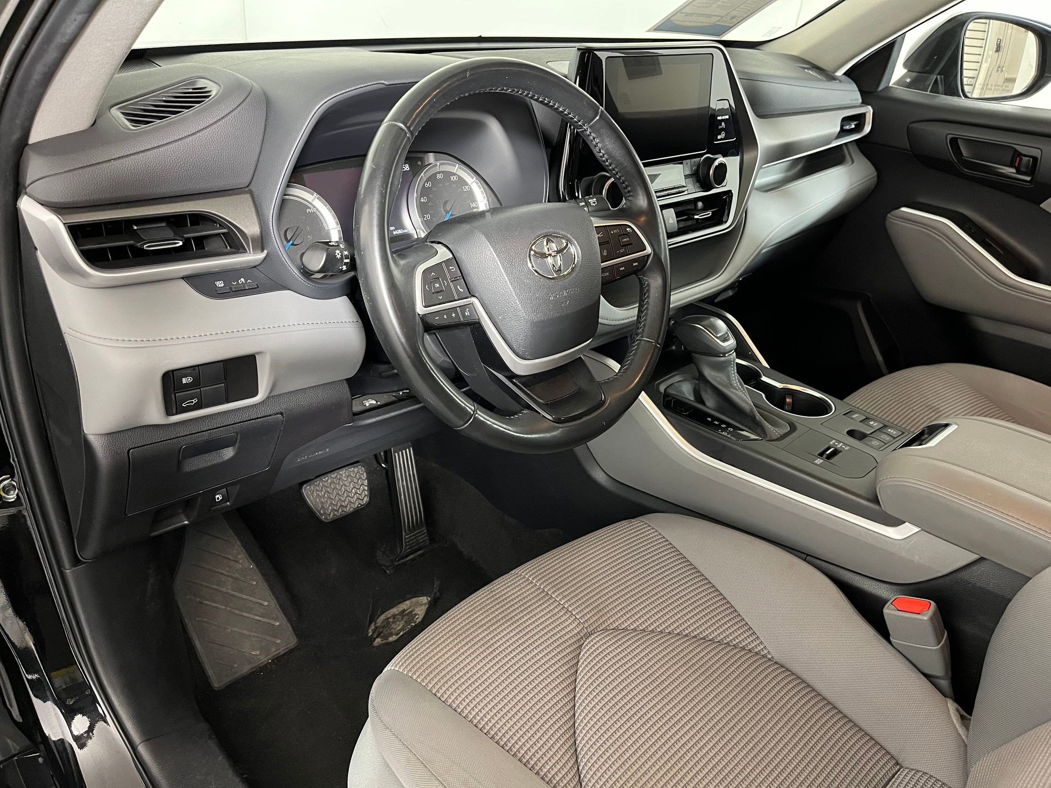 Image of 2023 Toyota Highlander Hybrid LE SUV