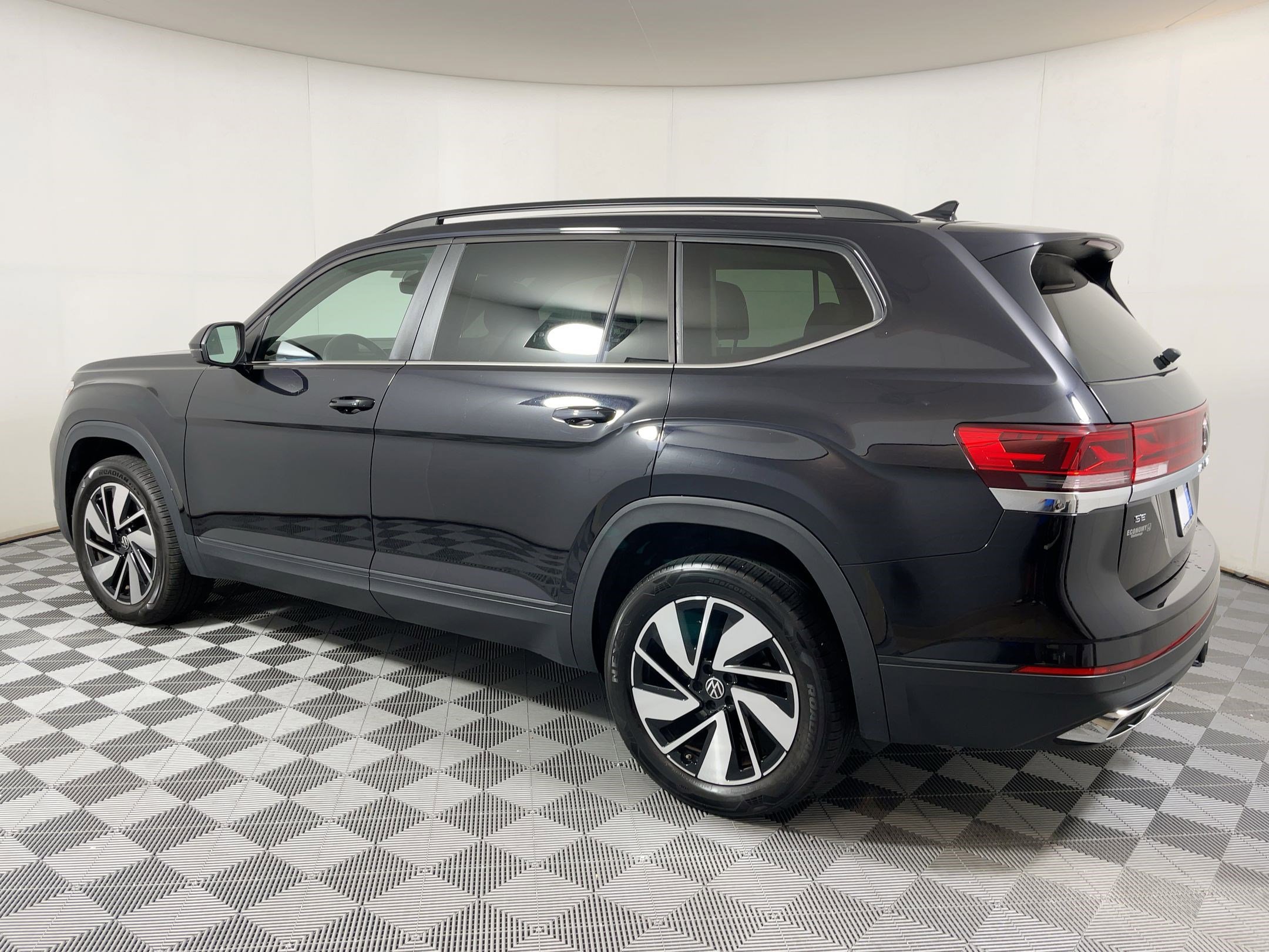 2024 Volkswagen Atlas SE Technology photo 2
