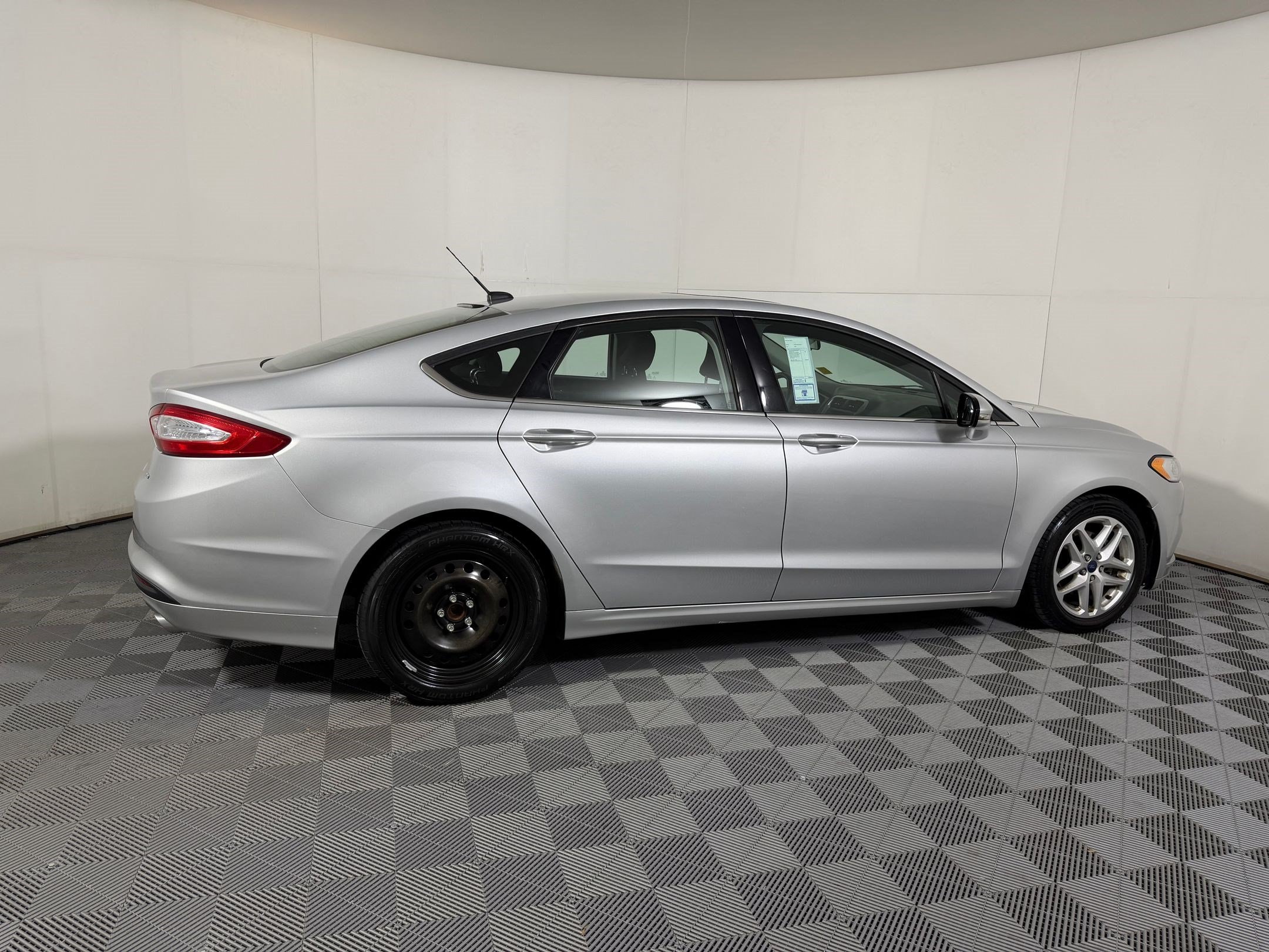 Fusion SE Sedan