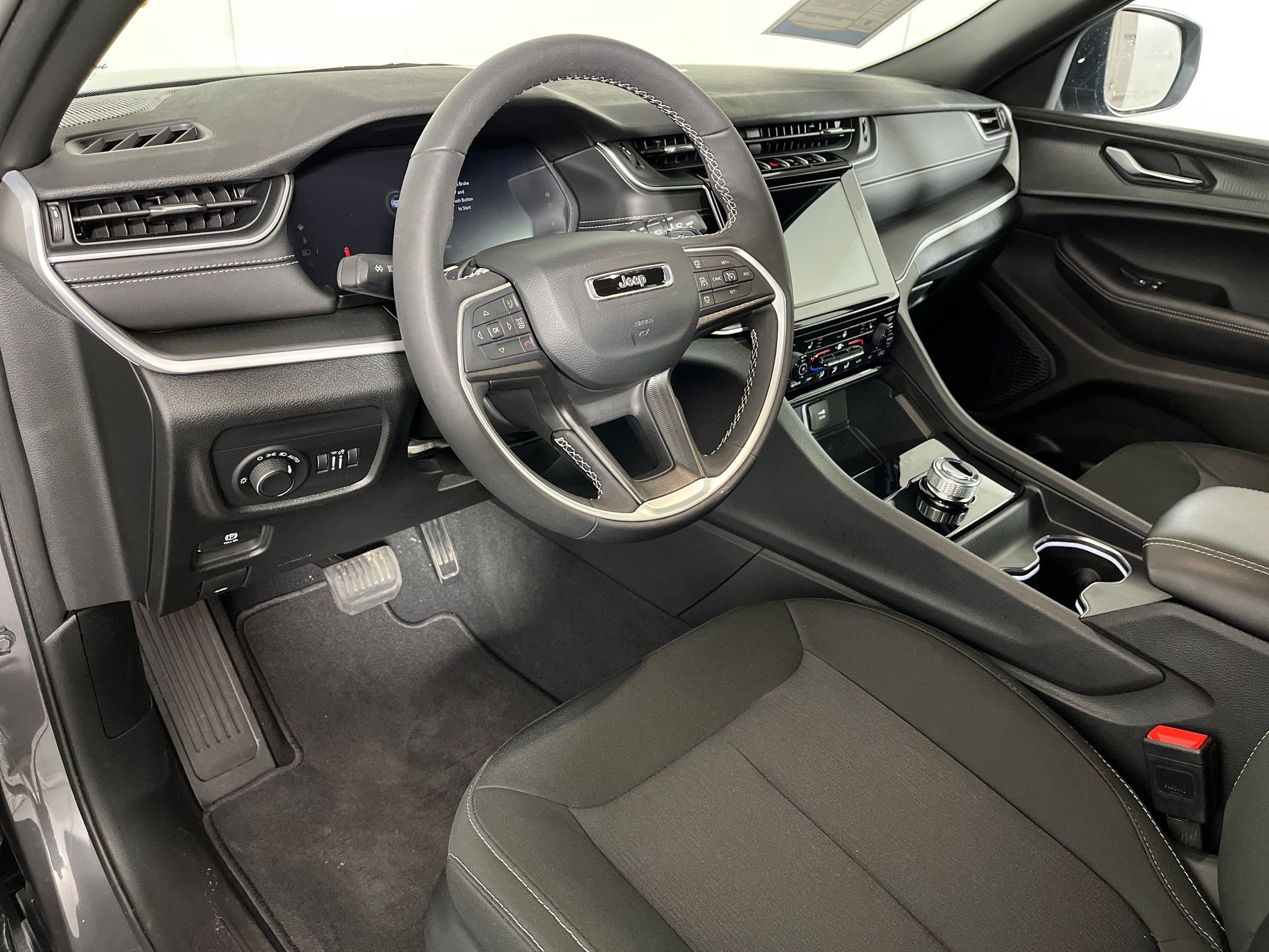 2025 Jeep Grand Cherokee Laredo X photo 3
