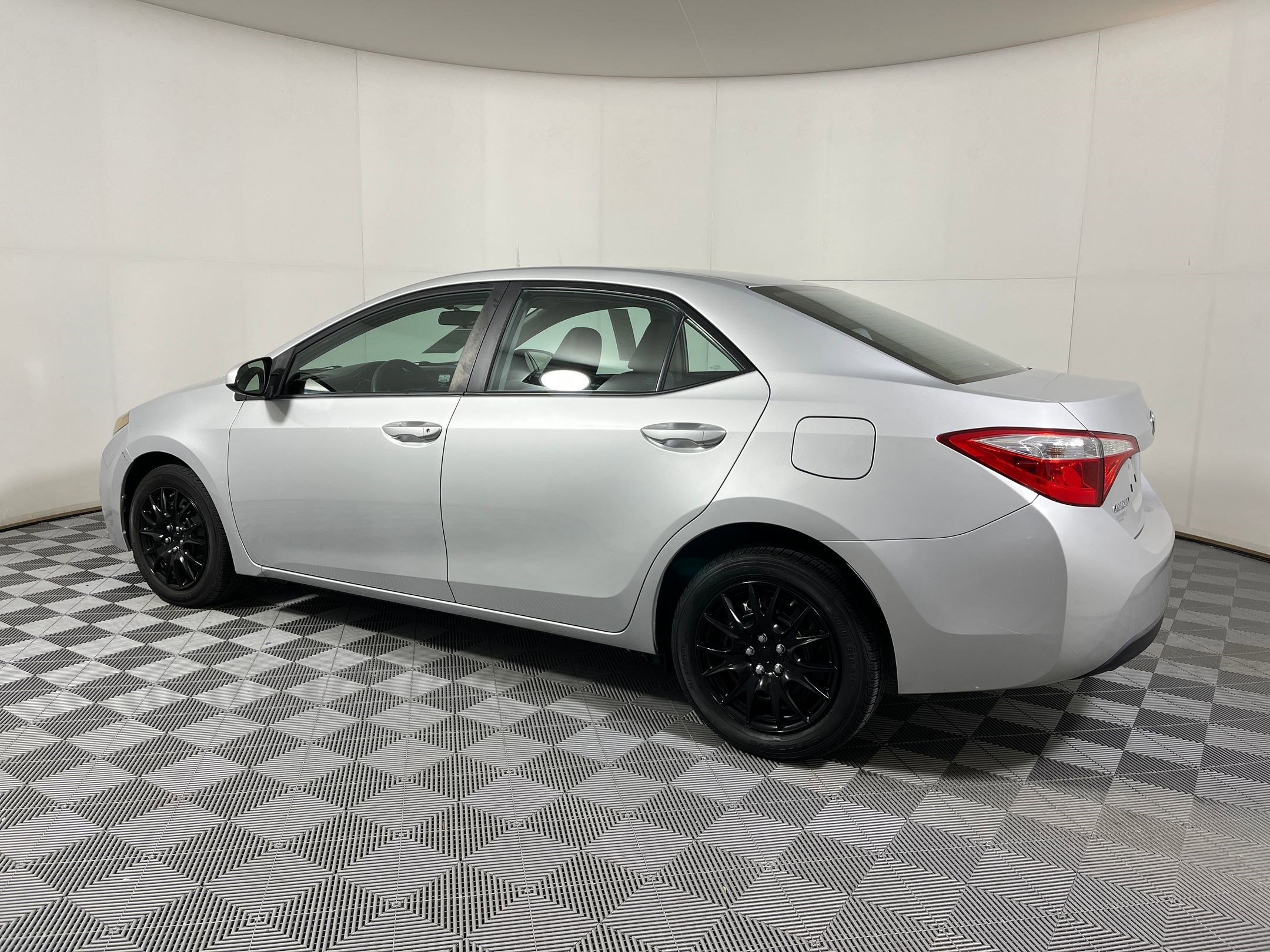 2015 Toyota Corolla LE photo 2
