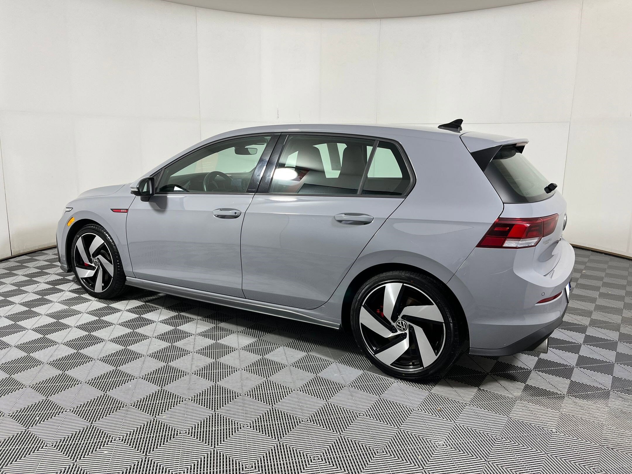 2024 Volkswagen Golf GTI S photo 2
