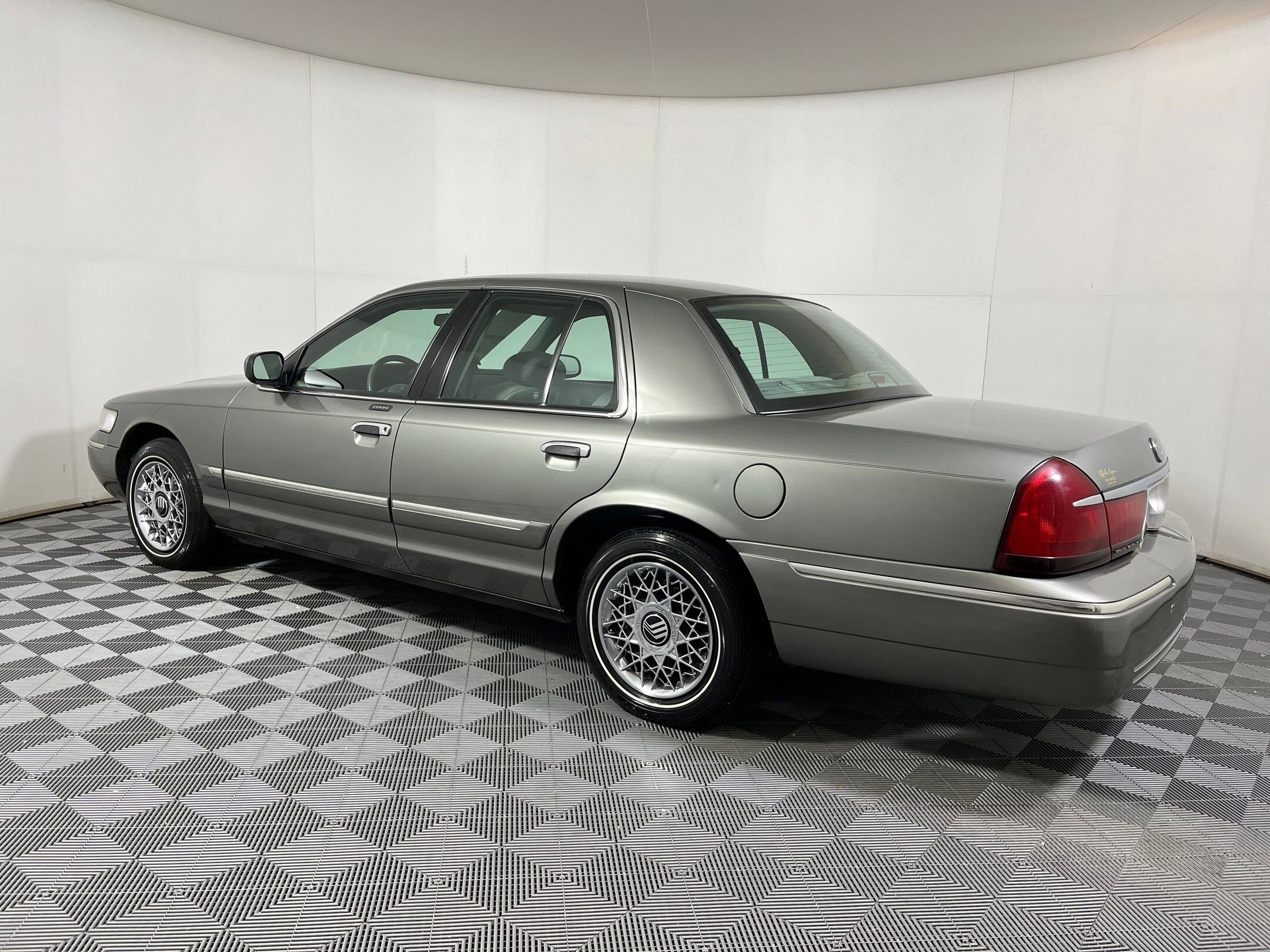 2001 Mercury Grand Marquis GS photo 2