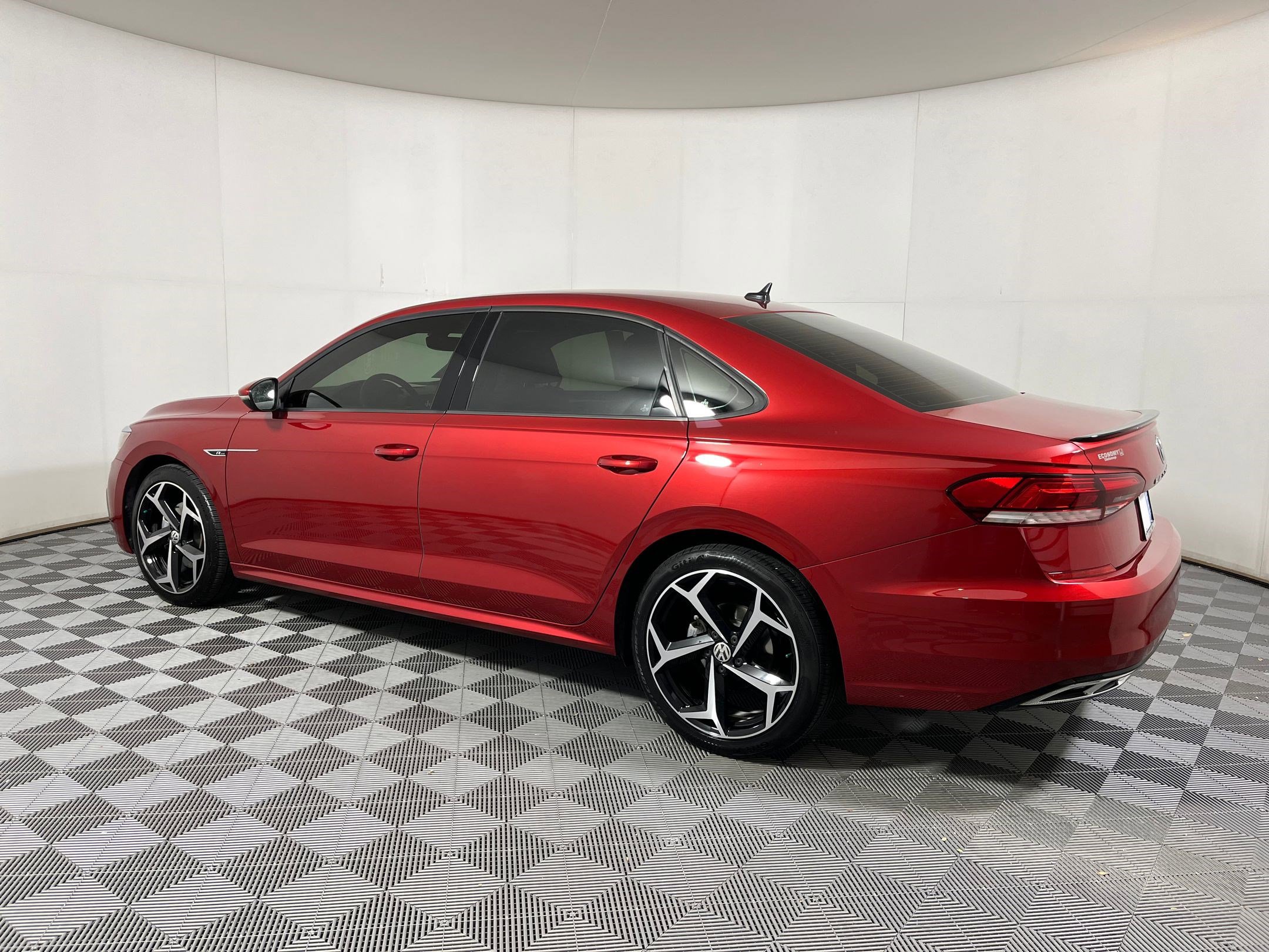 2022 Volkswagen Passat 2.0T R-Line photo 2