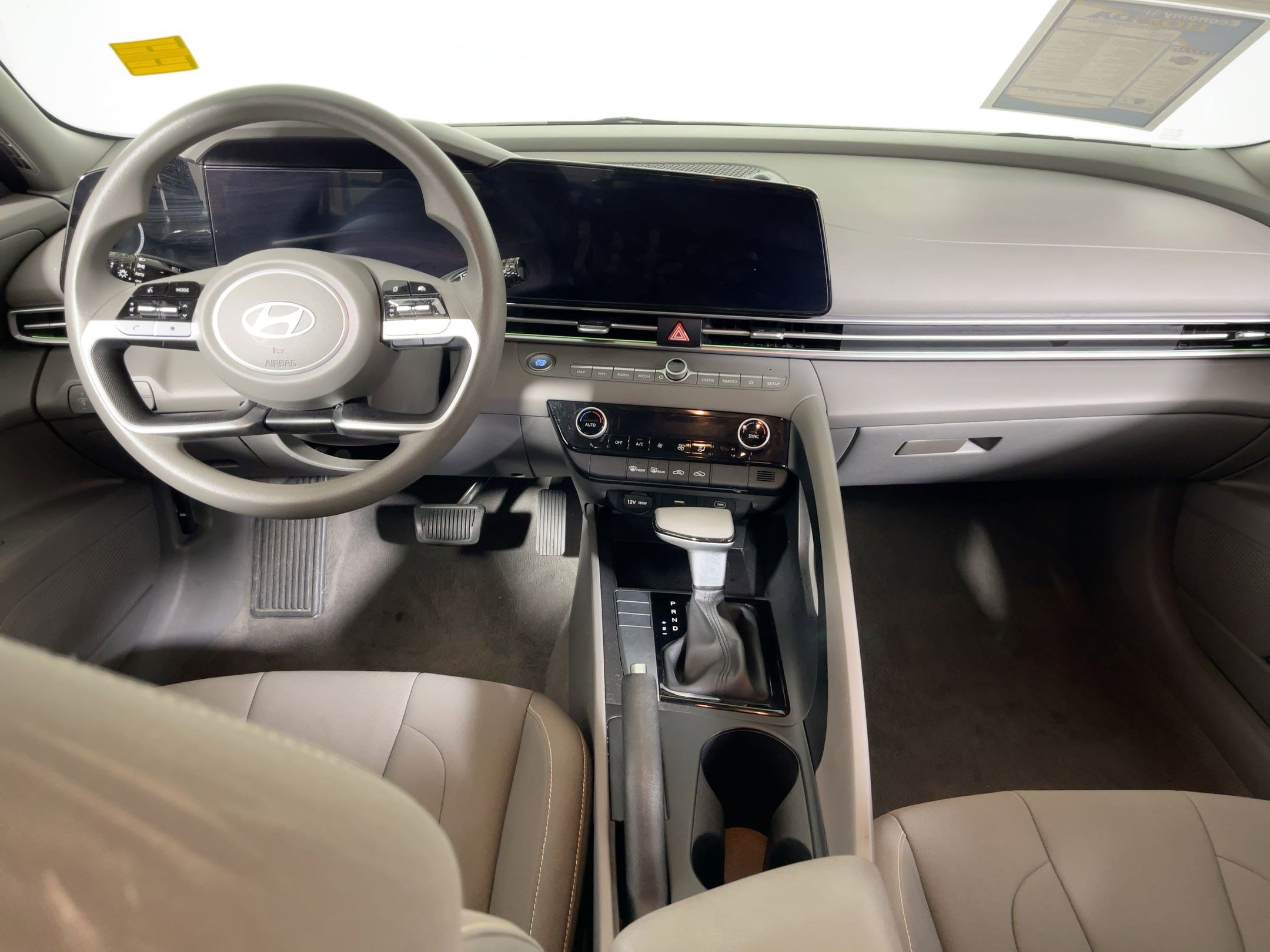 2024 Hyundai Elantra SEL photo 2