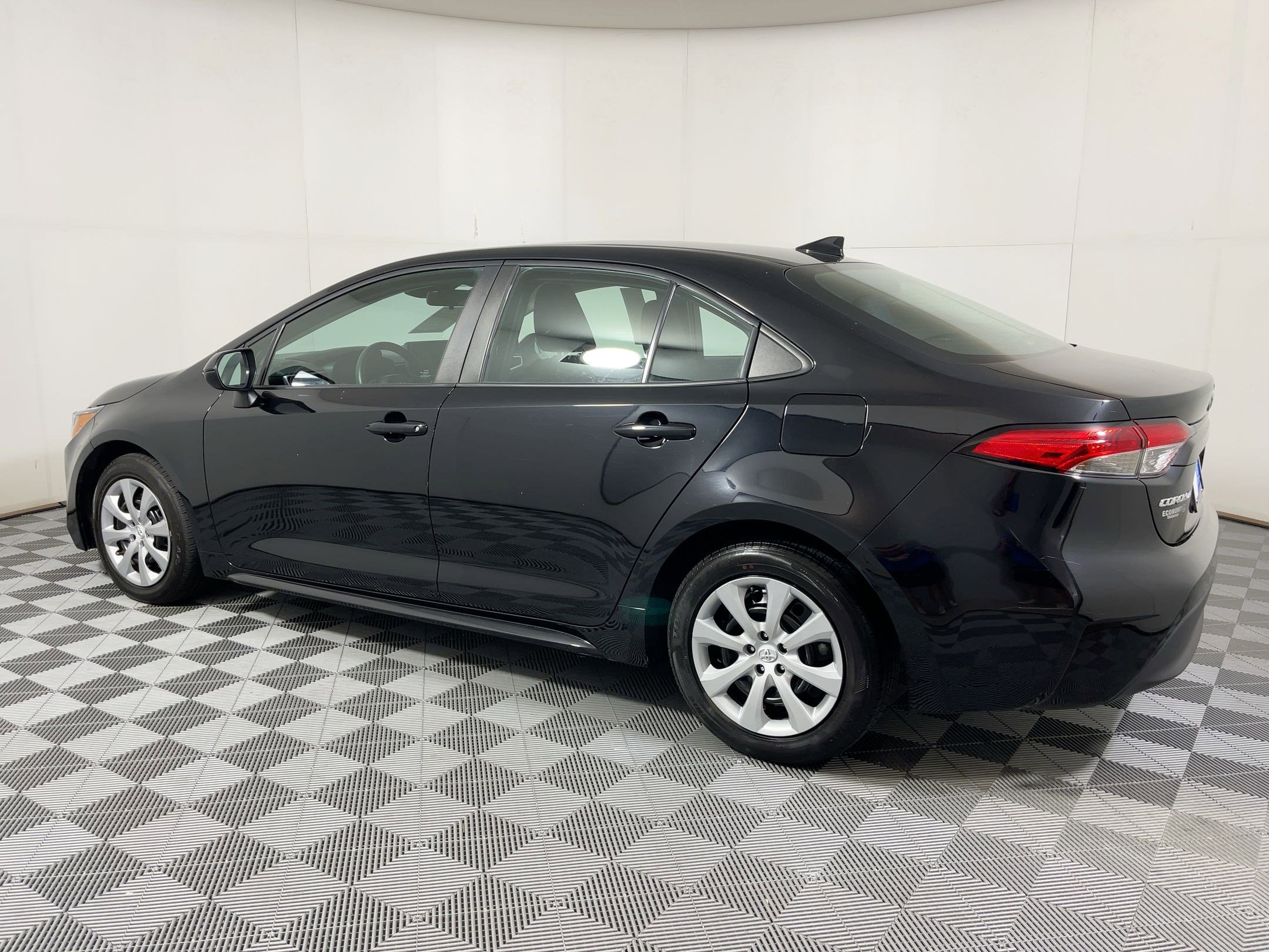 2023 Toyota Corolla LE photo 2