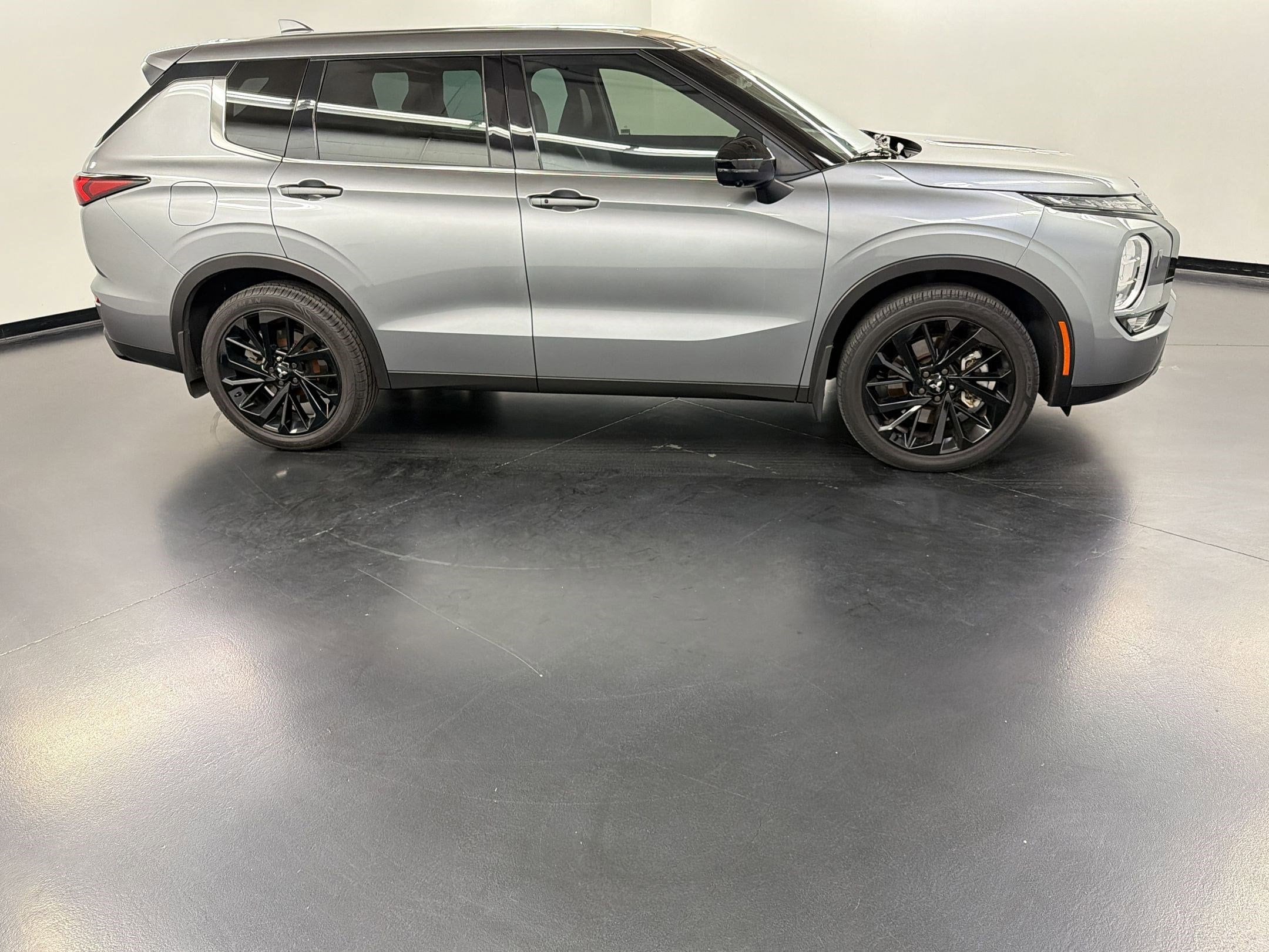 2023 Mitsubishi Outlander SE Special Edition photo 3