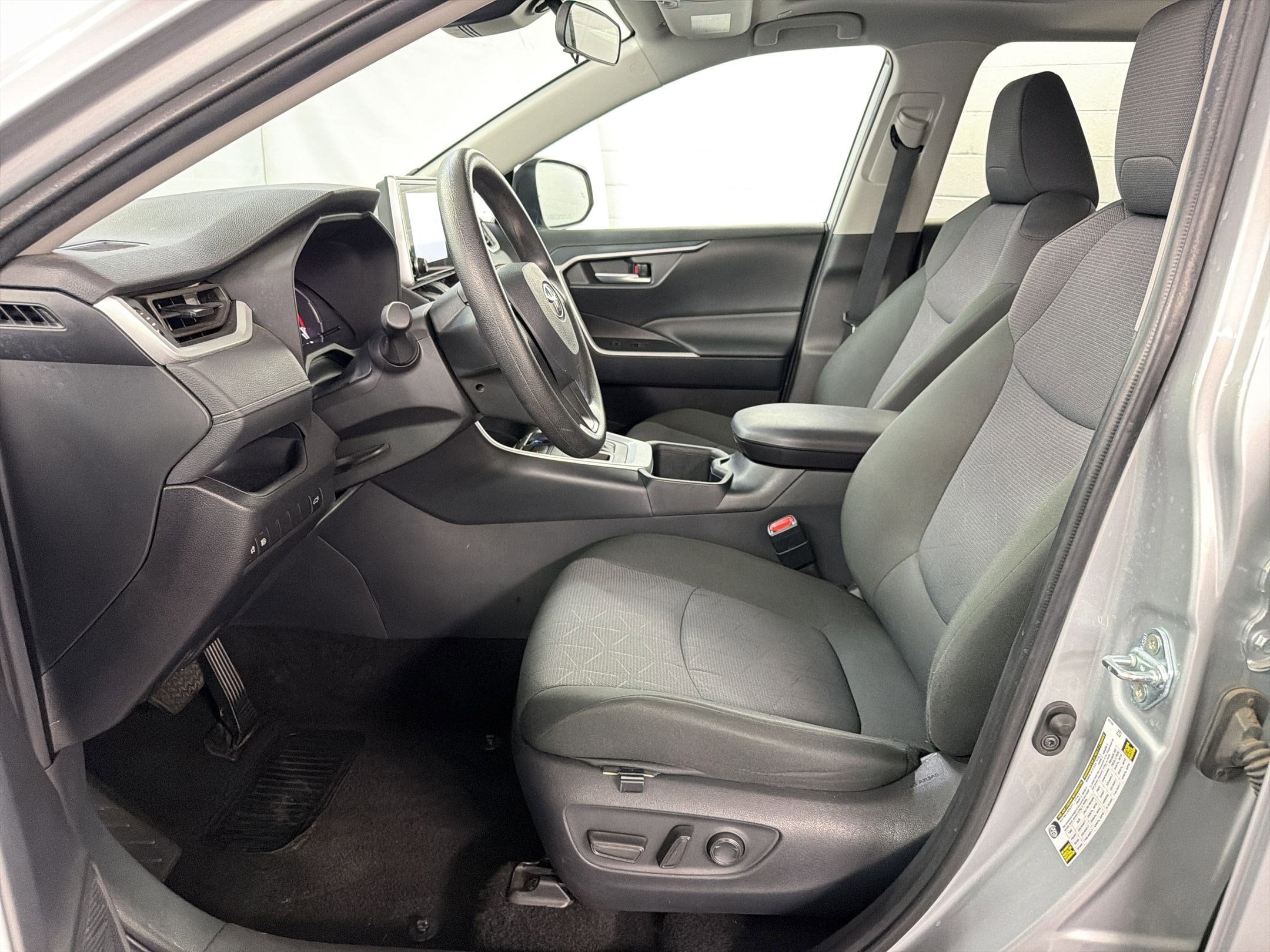 2025 Toyota RAV4 XLE photo 4