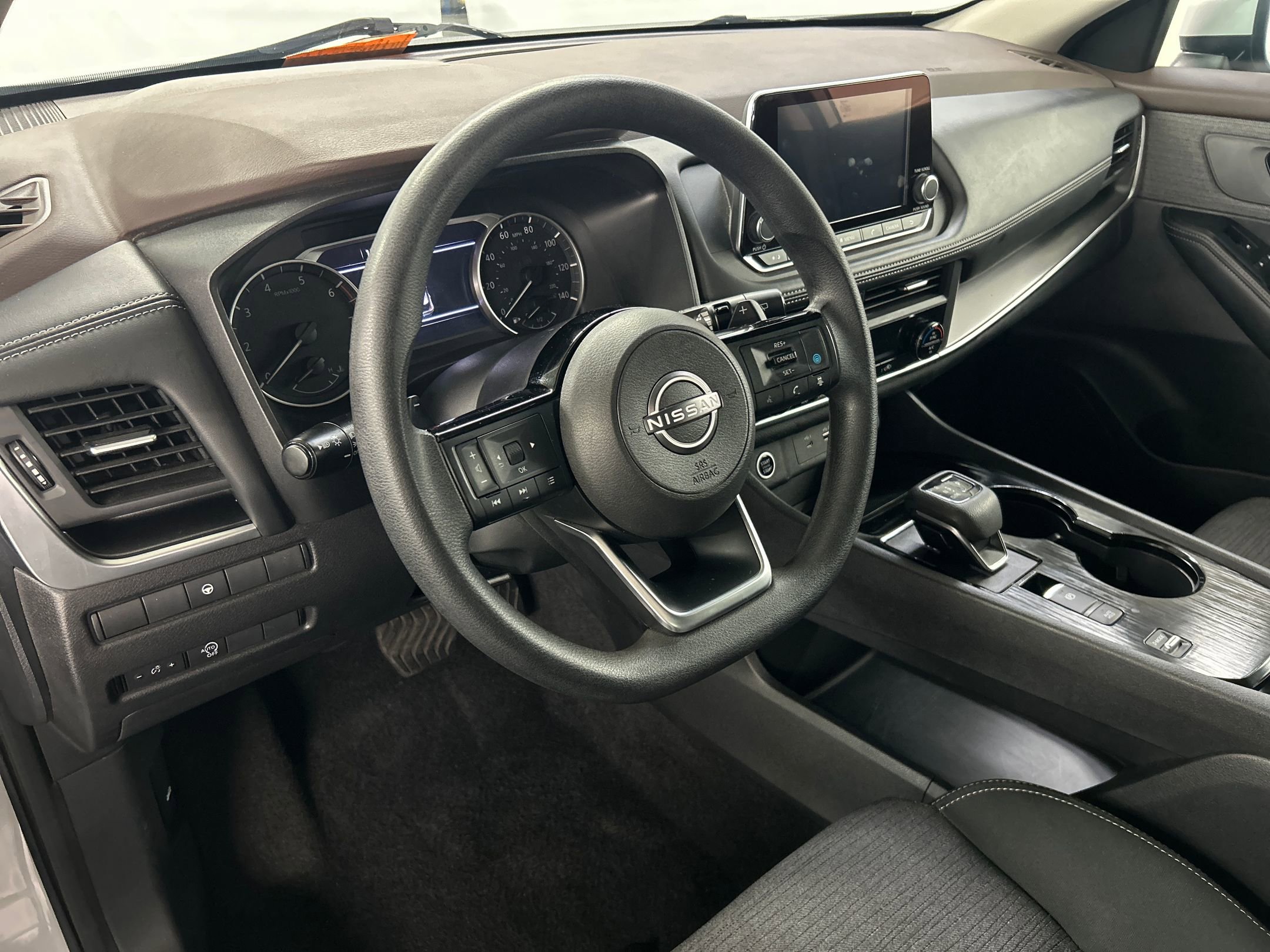 2023 Nissan Rogue SV photo 4