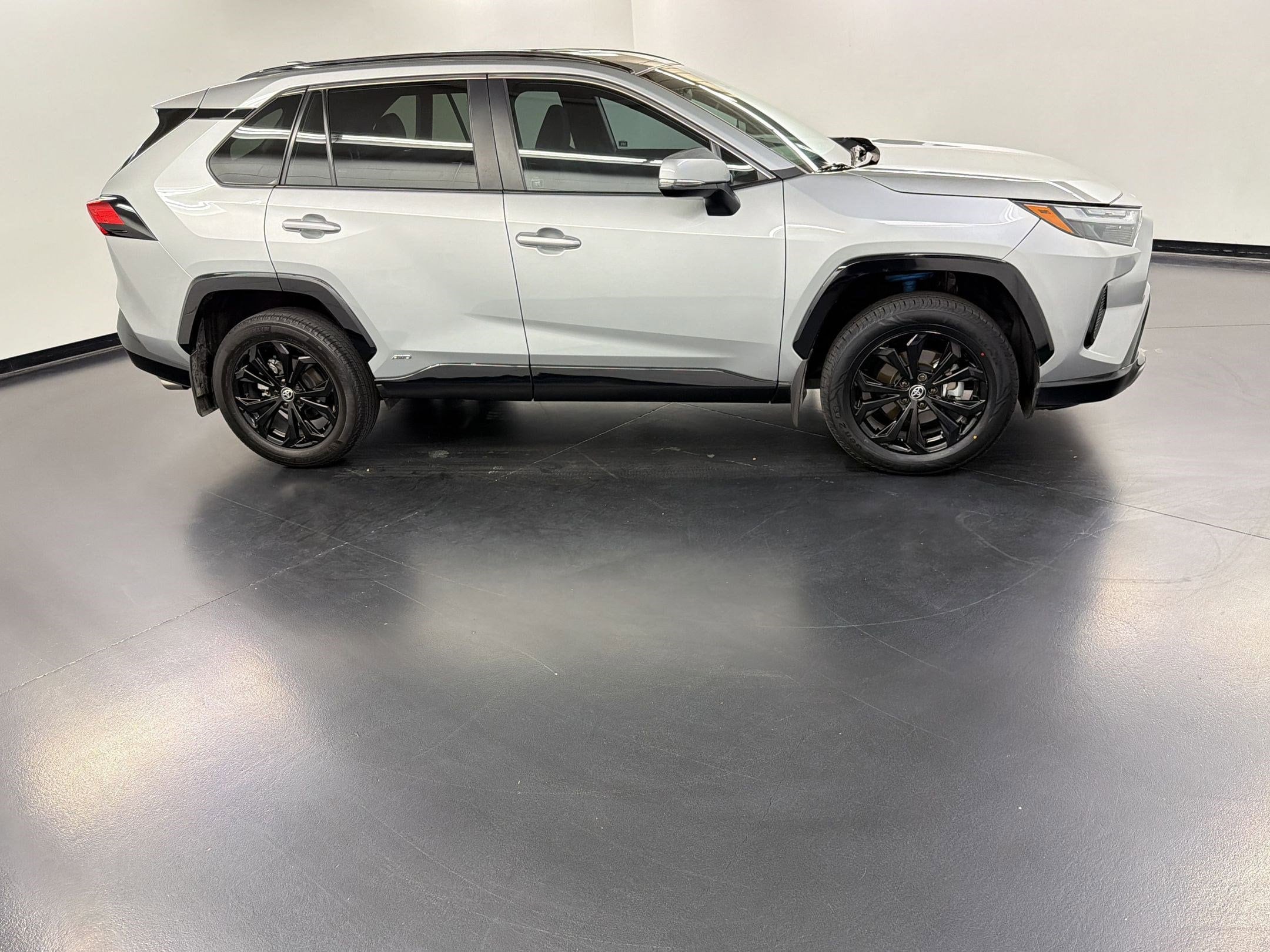 2024 Toyota RAV4 SE - Photo 8