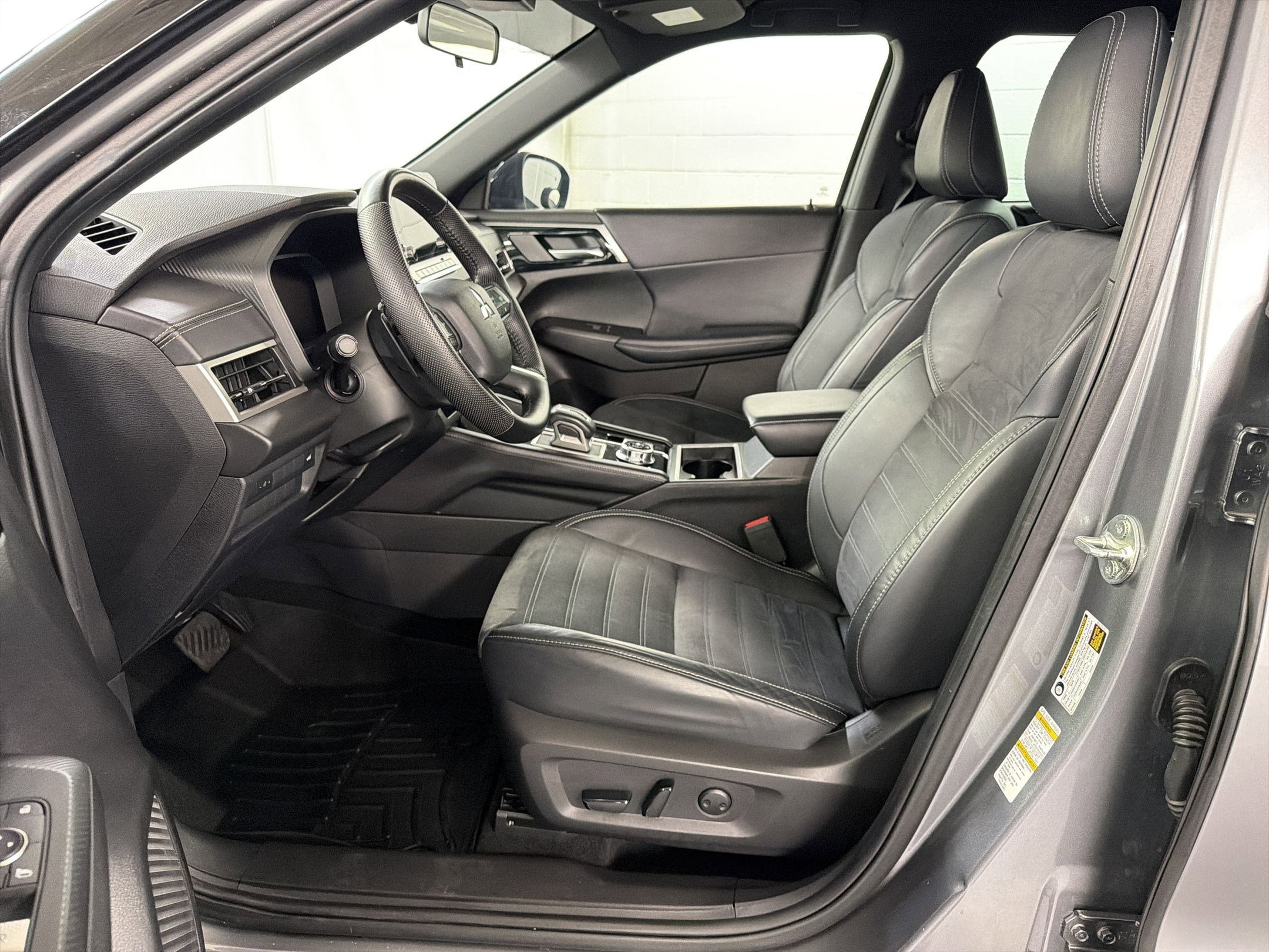 2023 Mitsubishi Outlander SE Special Edition photo 4