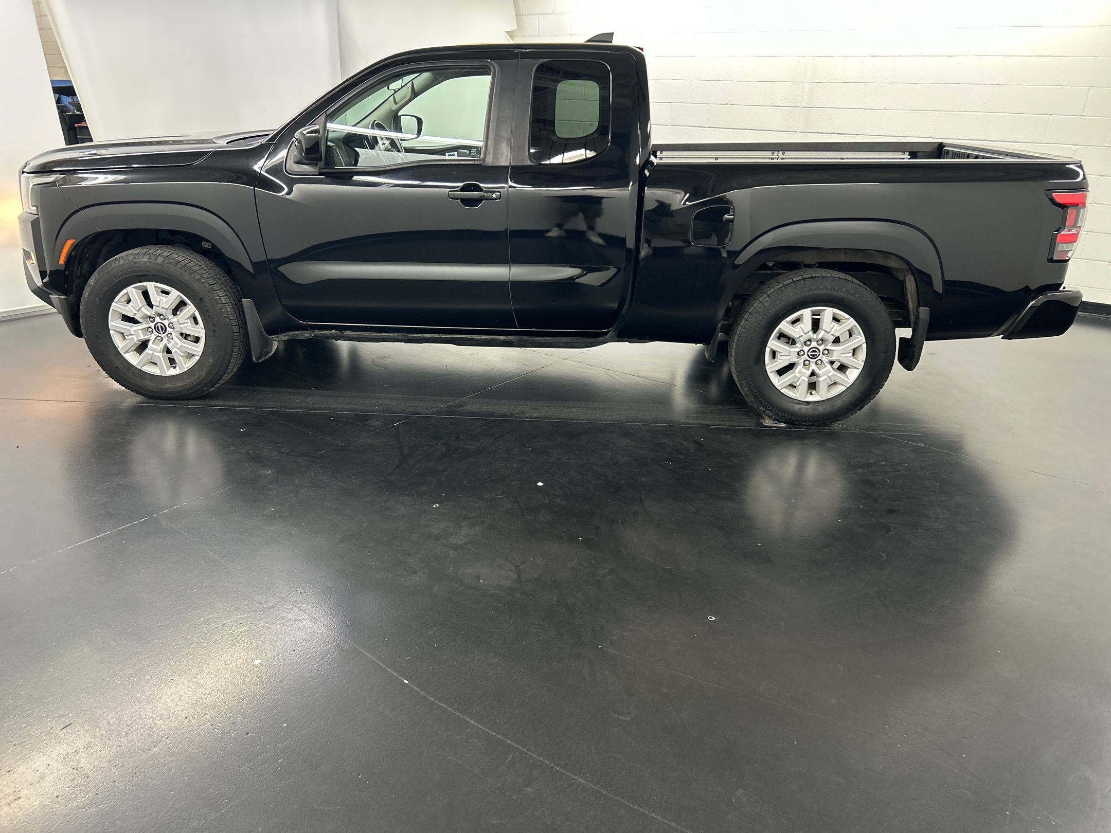 2022 Nissan Frontier SV photo 2