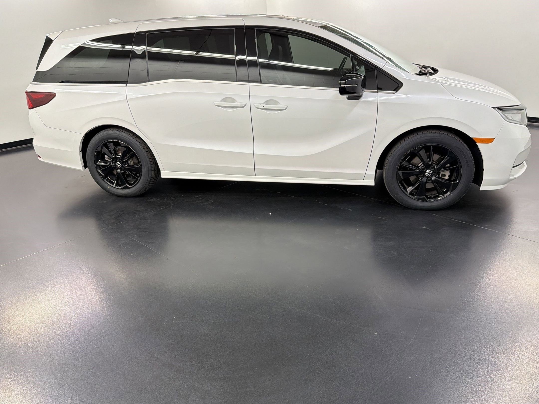 2023 Honda Odyssey Sport photo 3