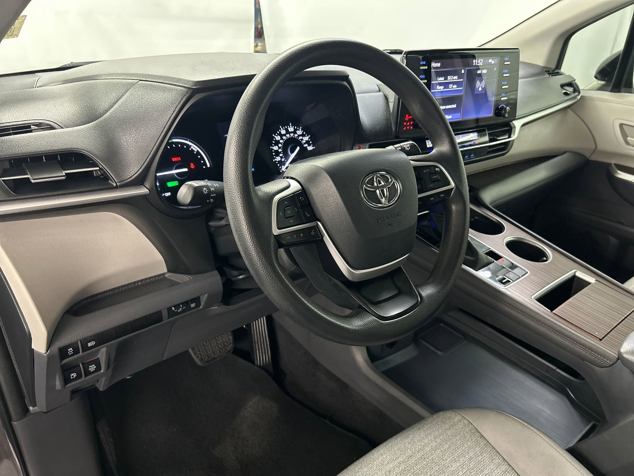 2021 Toyota Sienna LE photo 4