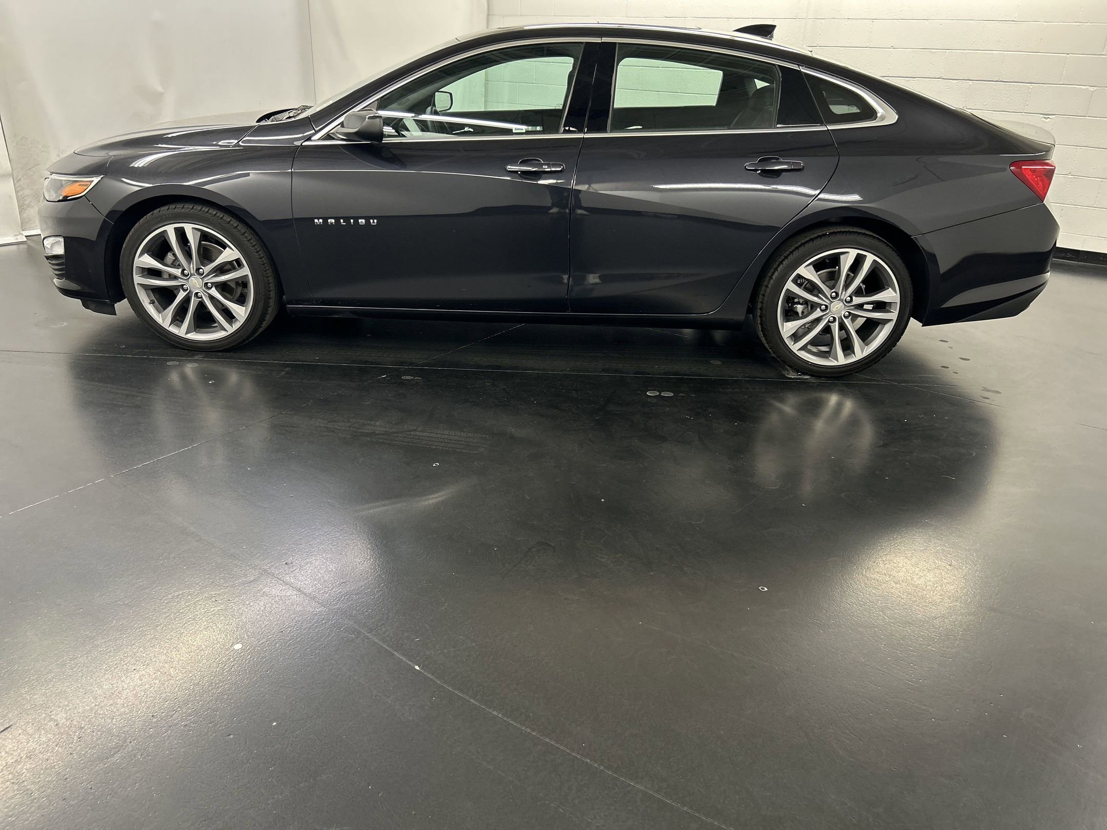2023 Chevrolet Malibu 1LT photo 2