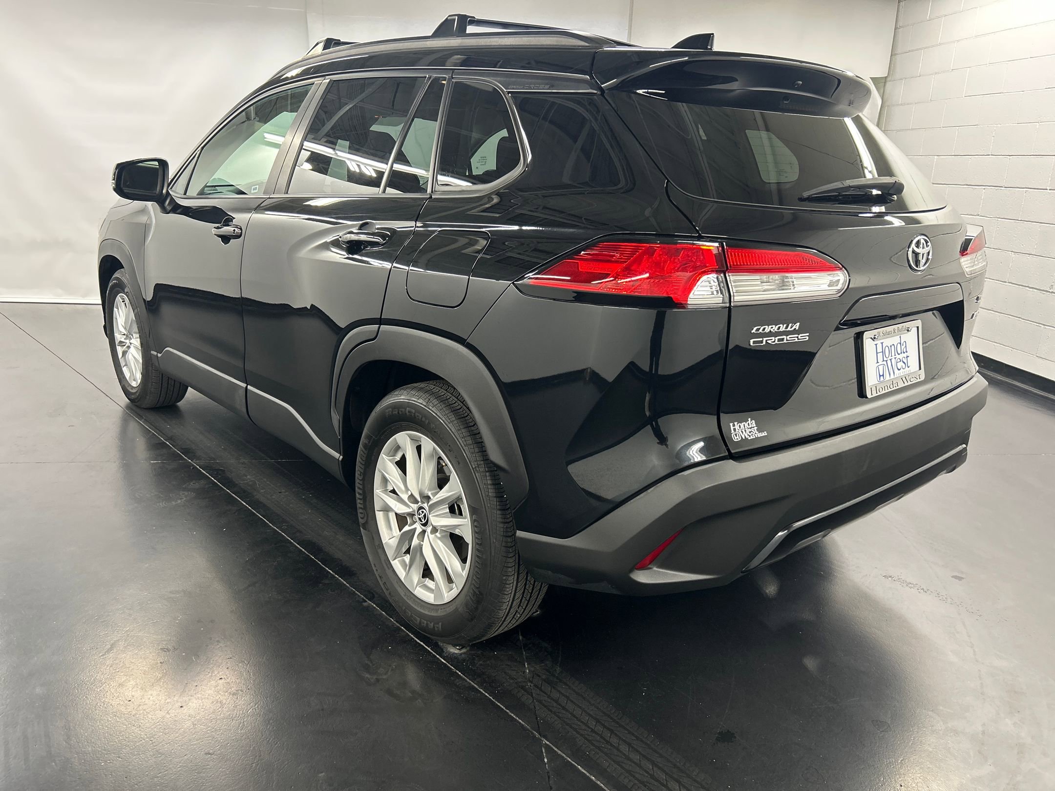 2022 Toyota Corolla Cross LE photo 2