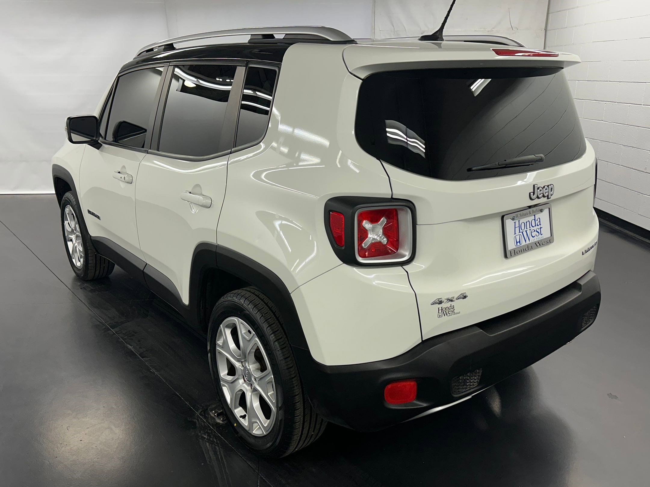 2016 Jeep Renegade Limited photo 2