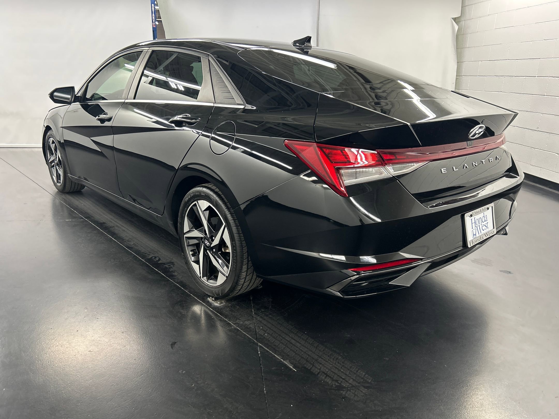 2021 Hyundai Elantra SEL photo 3