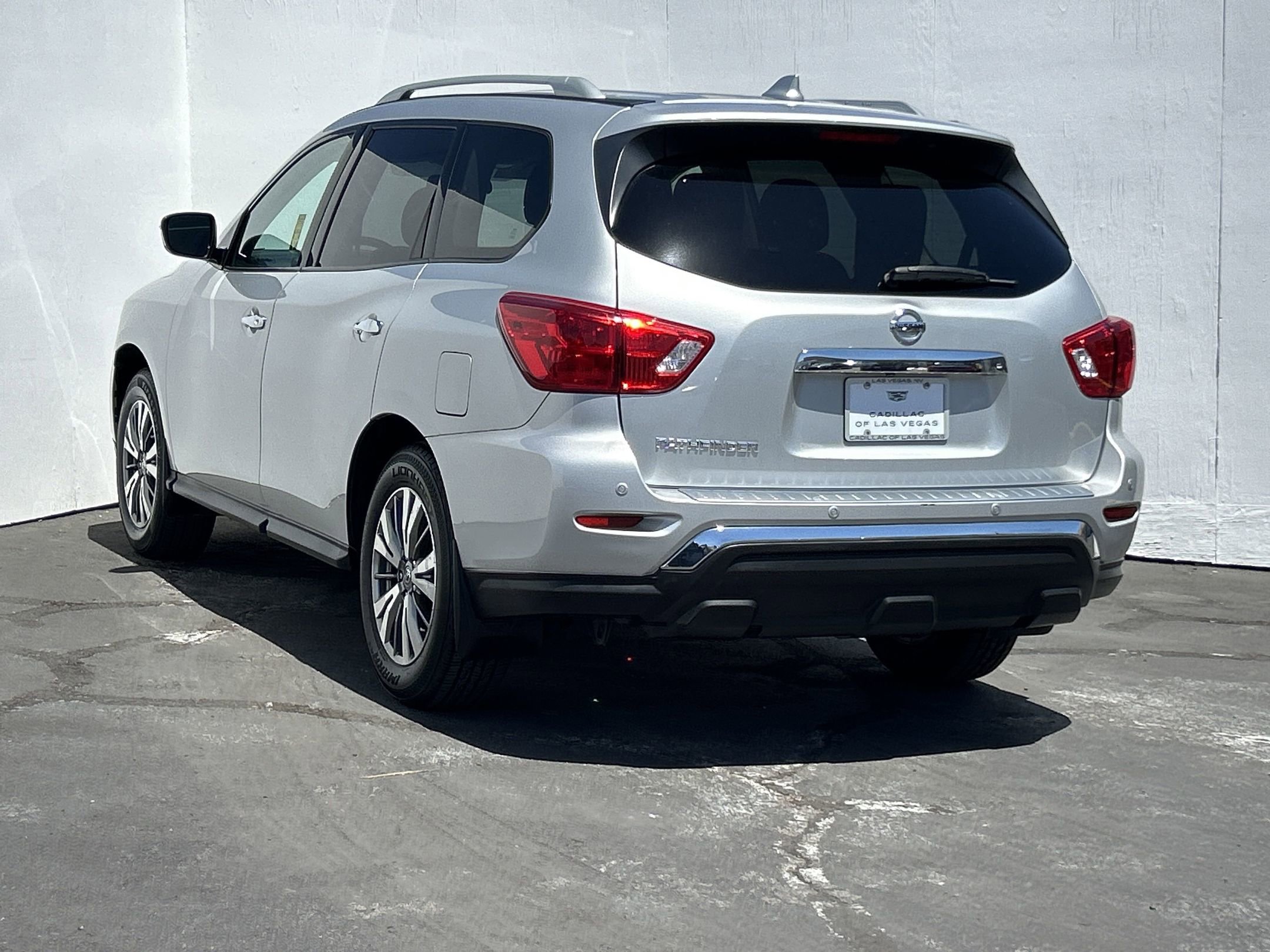 2020 Nissan Pathfinder S photo 3