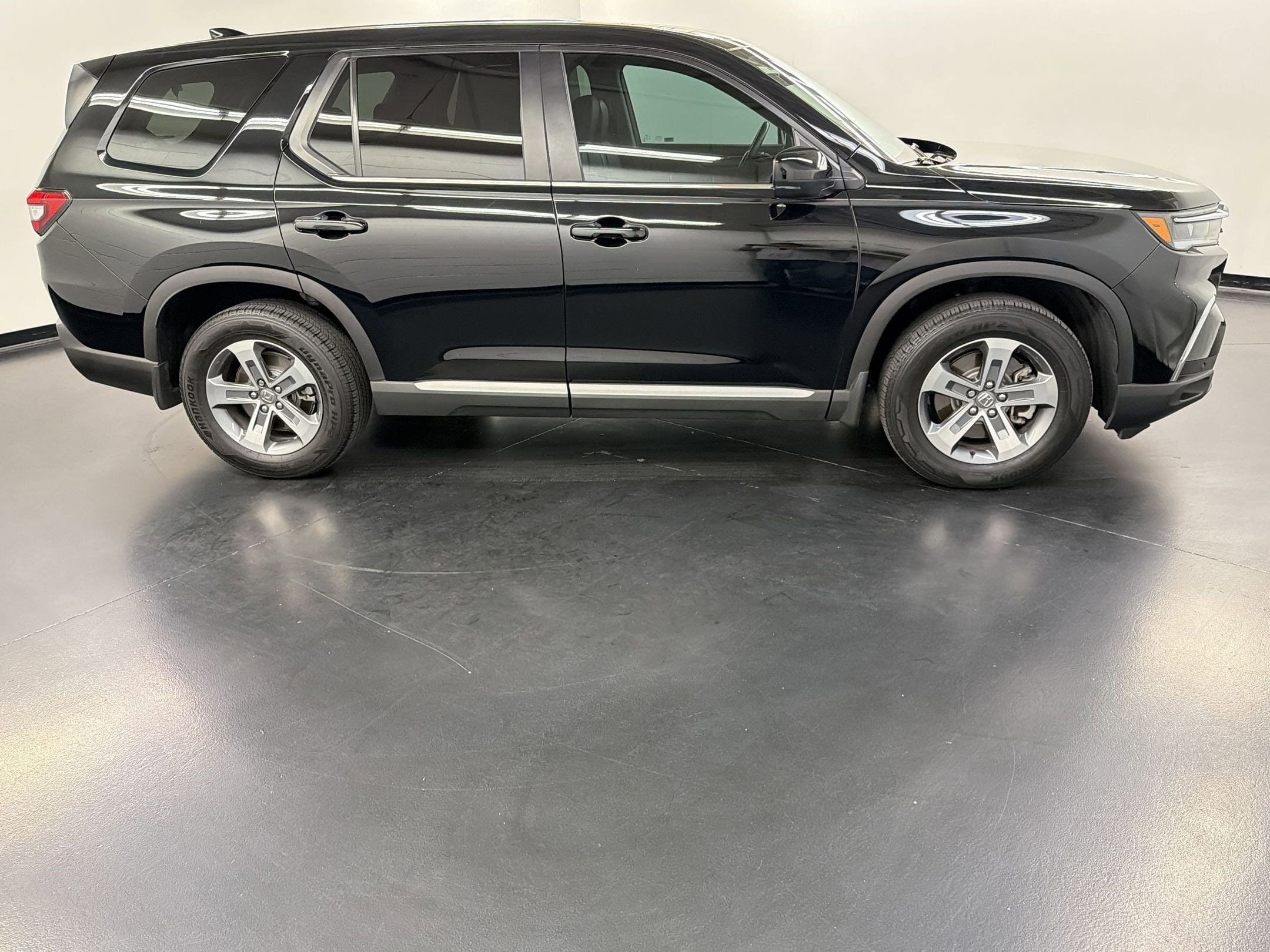 2023 Honda Pilot EX-L 8 Passenger photo 3