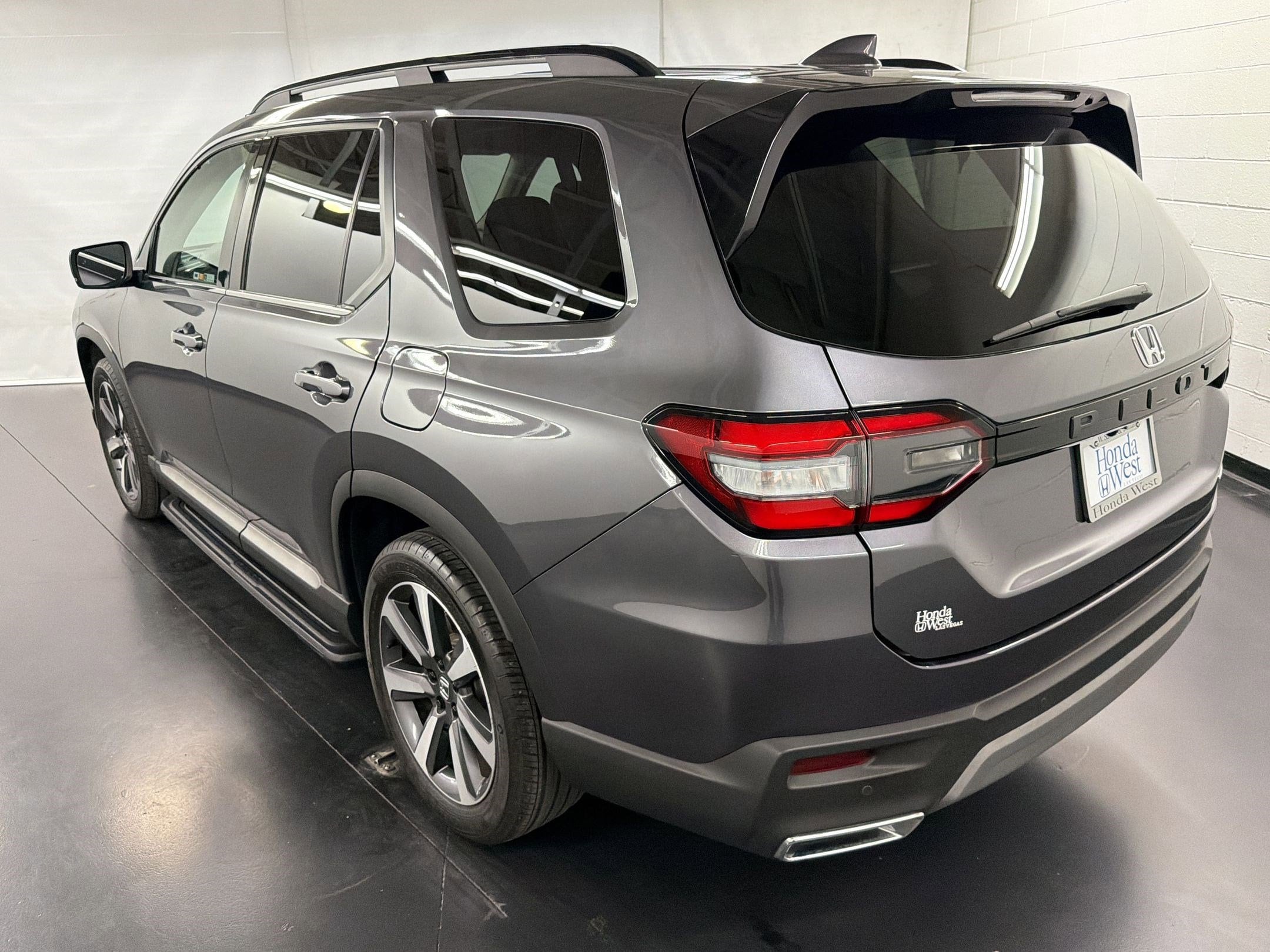 2023 Honda Pilot Touring photo 2