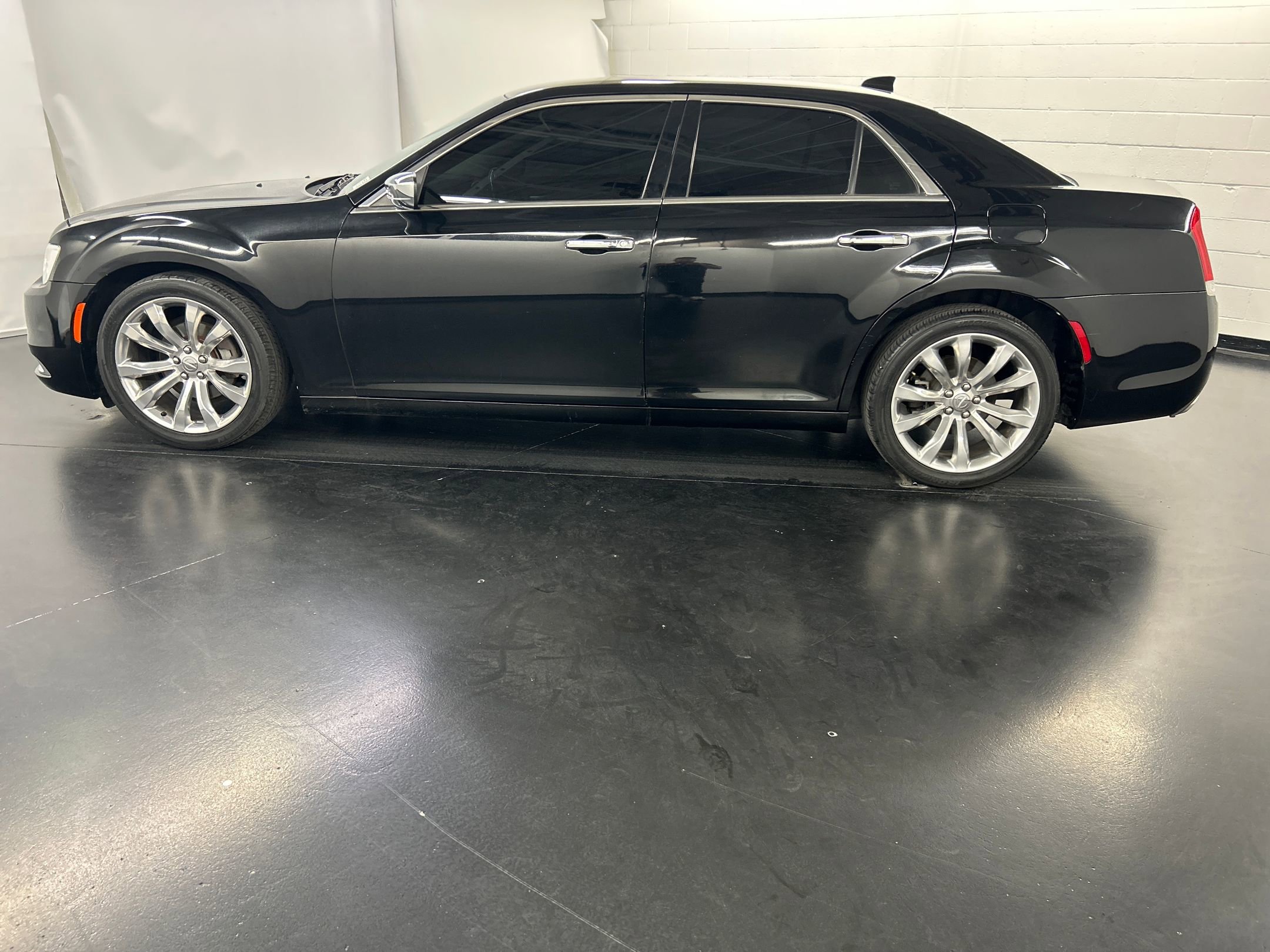 2019 Chrysler 300 Limited photo 2