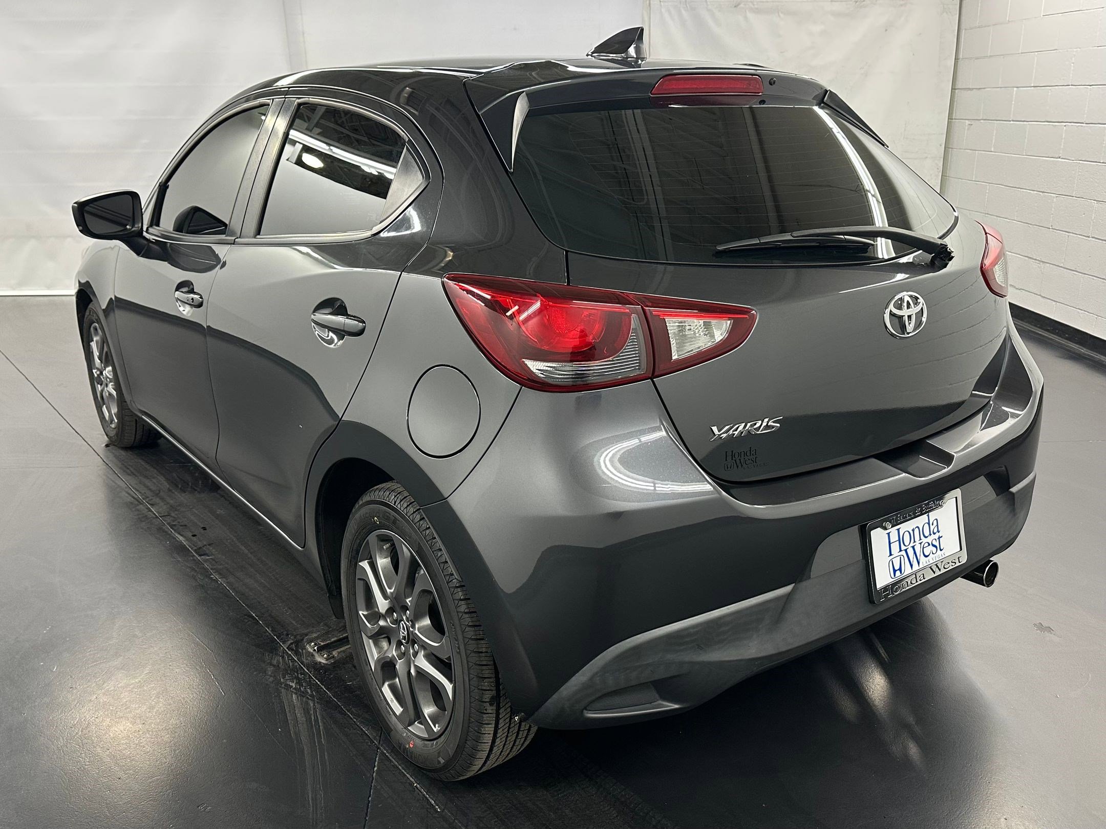 2020 Toyota Yaris LE photo 3