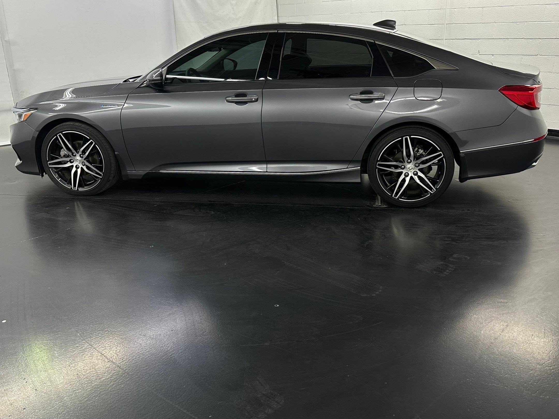 2022 Honda Accord Hybrid Touring photo 2