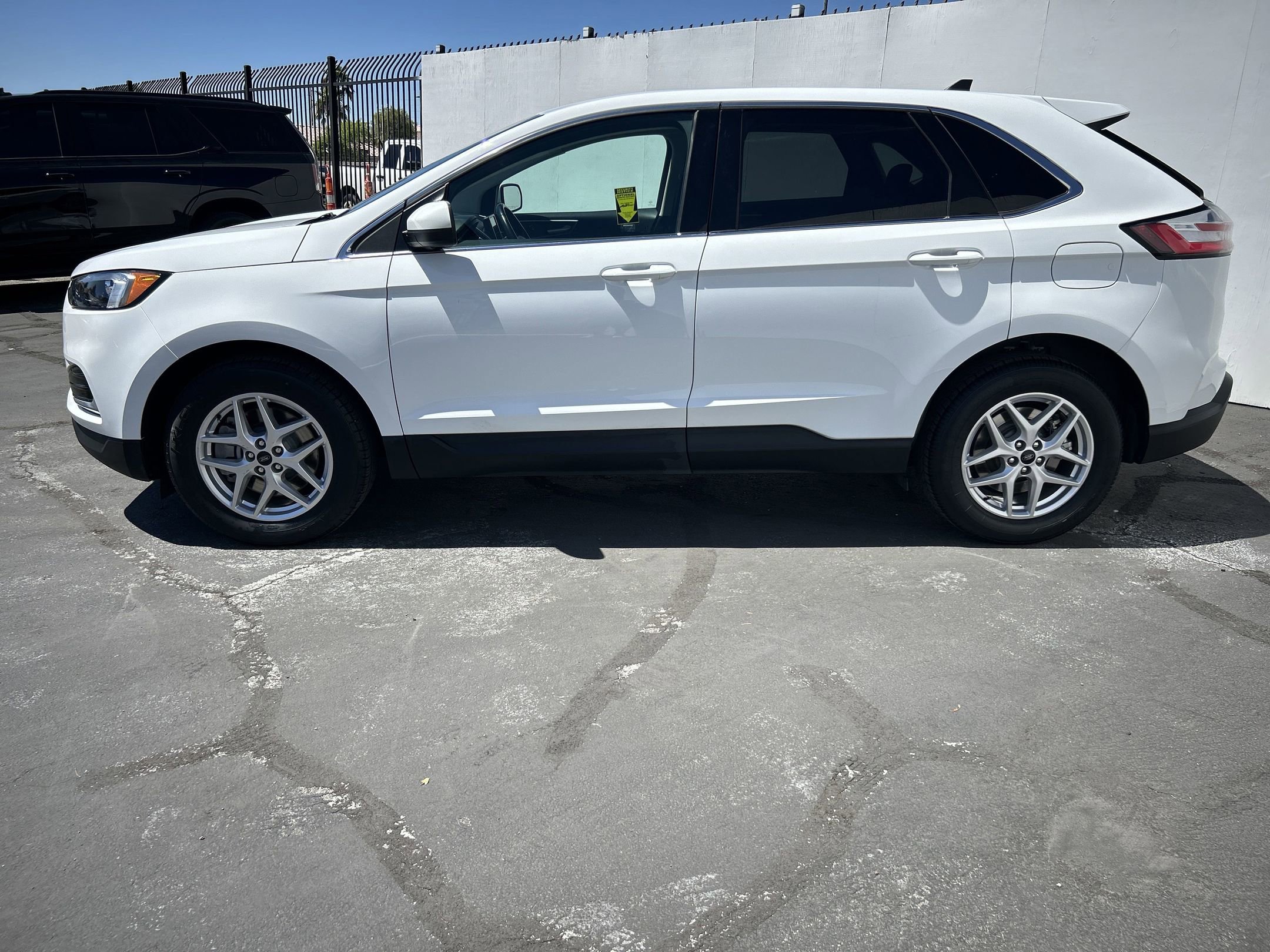 2023 Ford Edge SEL photo 2