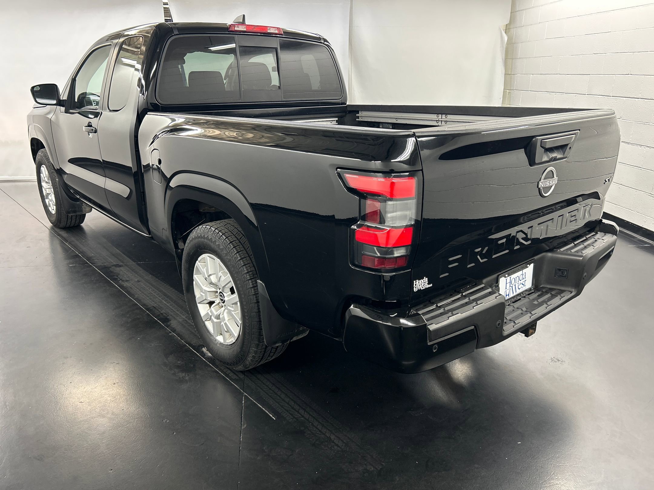 2022 Nissan Frontier SV photo 3