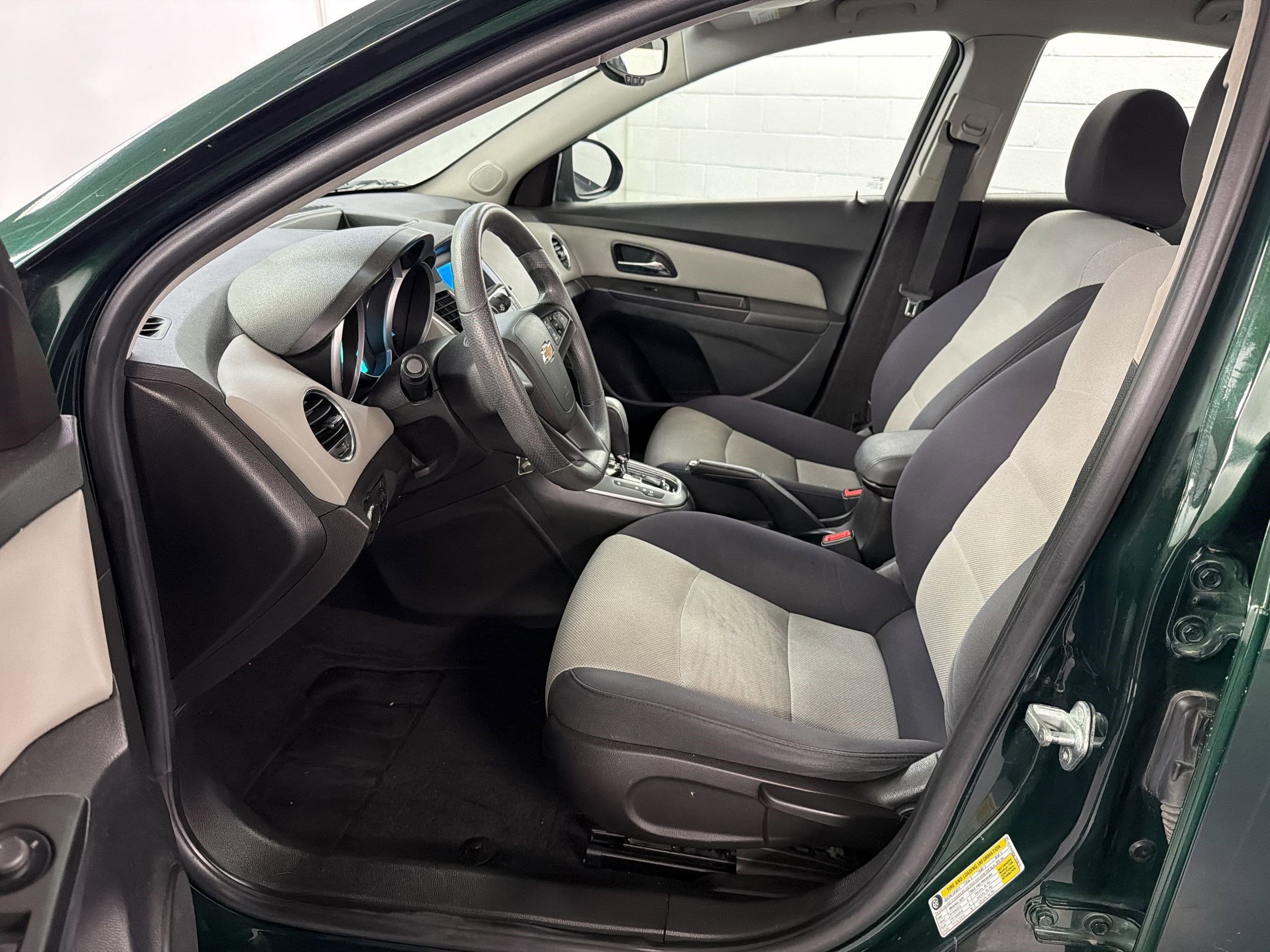 Cruze LS Sedan