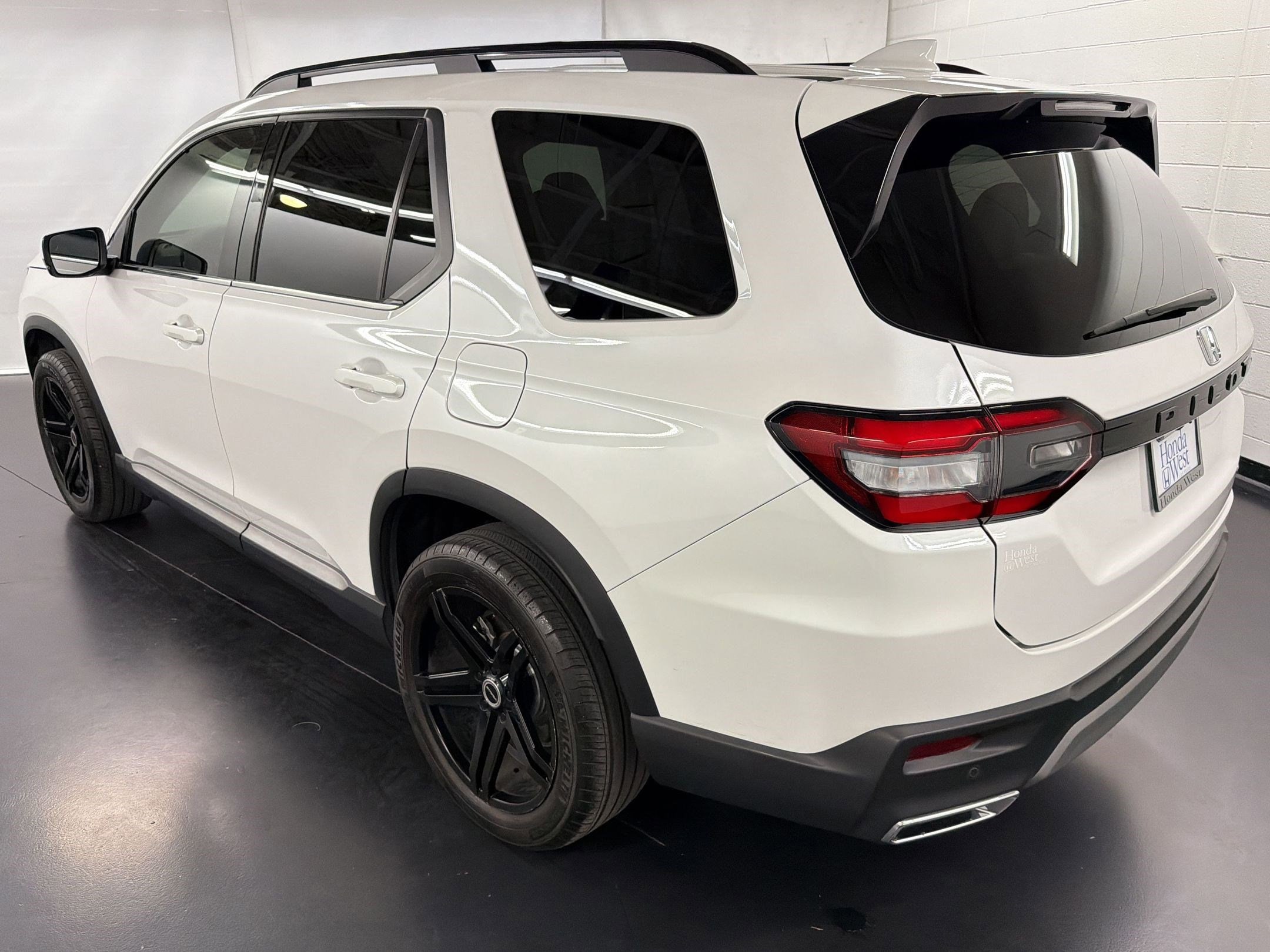 2024 Honda Pilot Touring photo 2