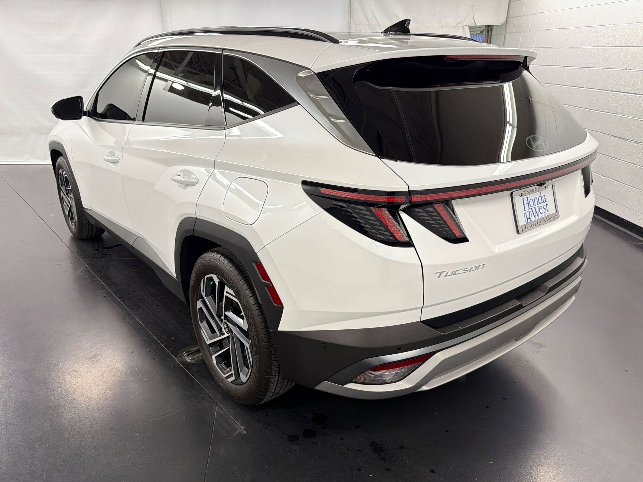 2025 Hyundai Tucson Limited photo 2