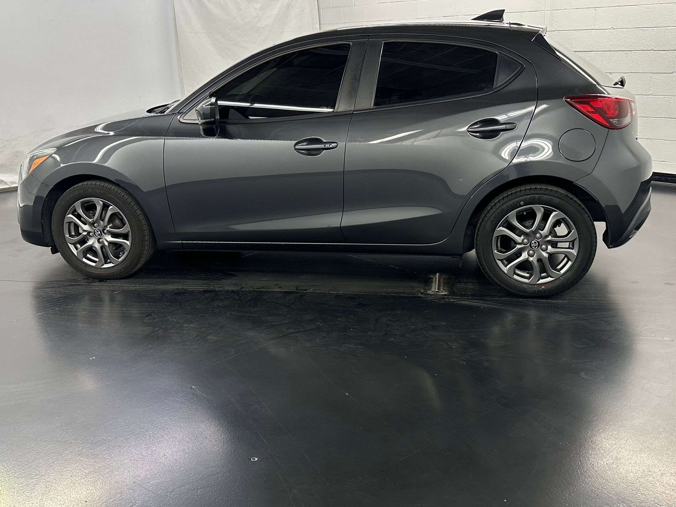 2020 Toyota Yaris LE photo 2