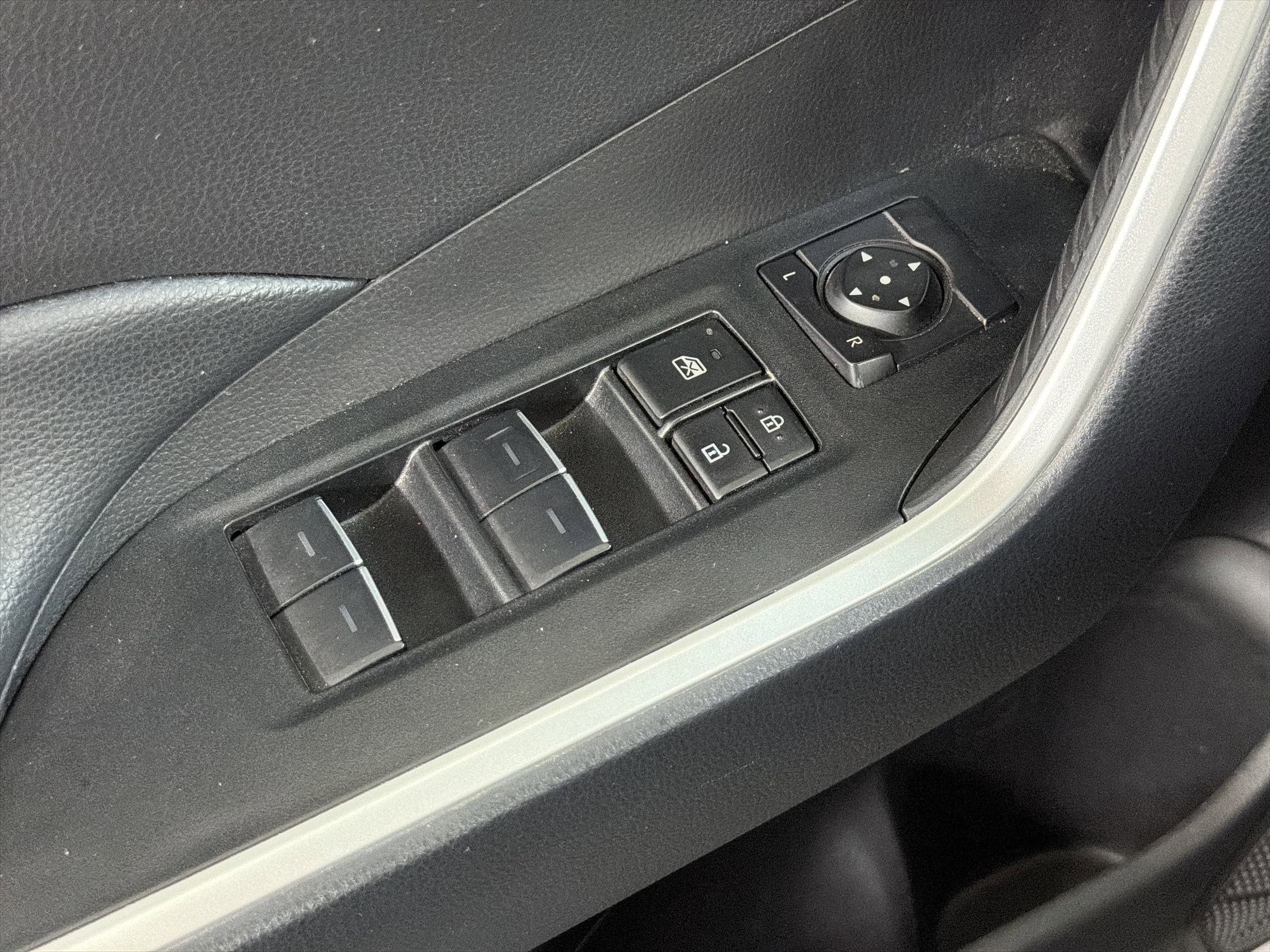 2024 Toyota RAV4 SE - Photo 20