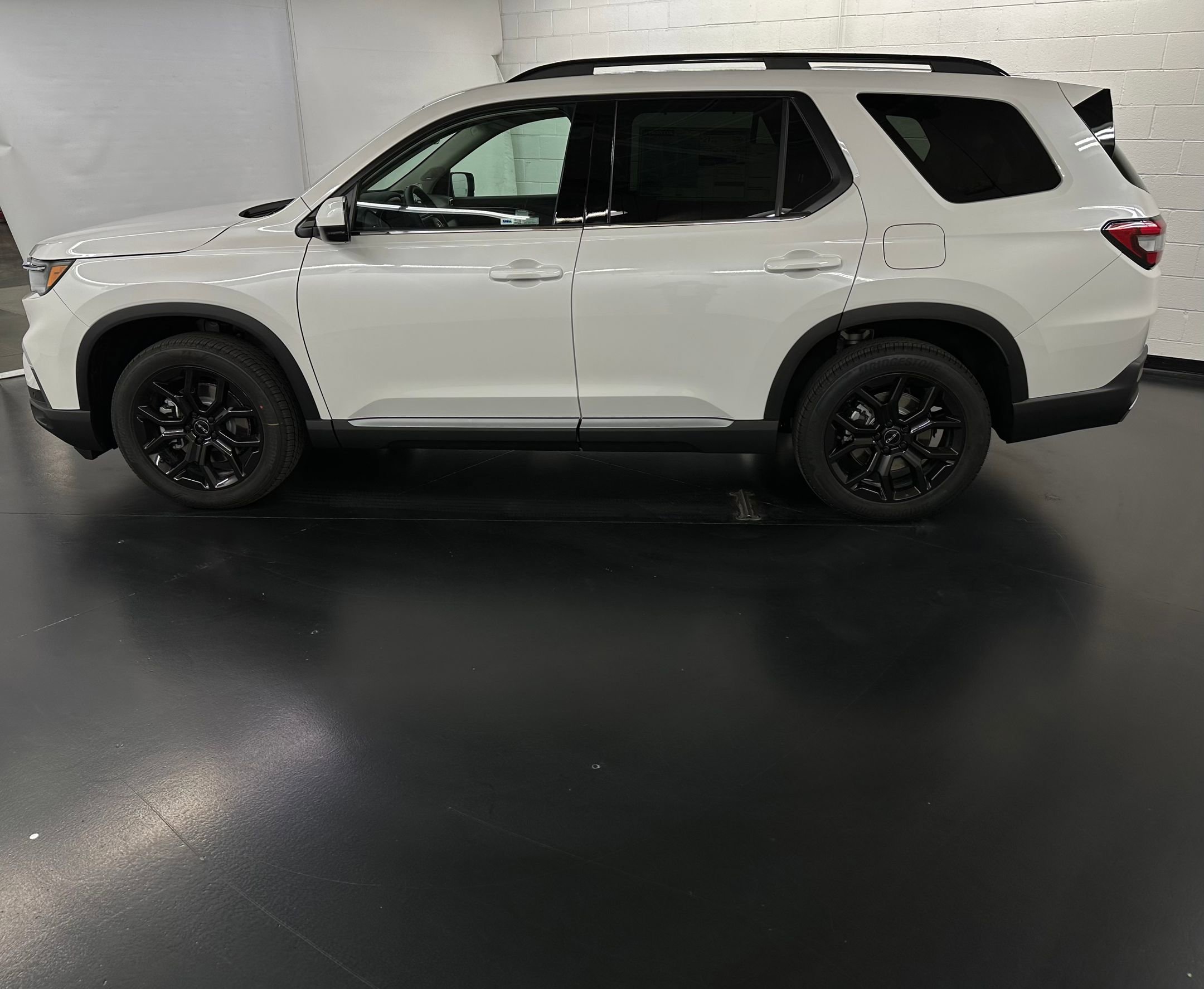2025 Honda Pilot Touring photo 2