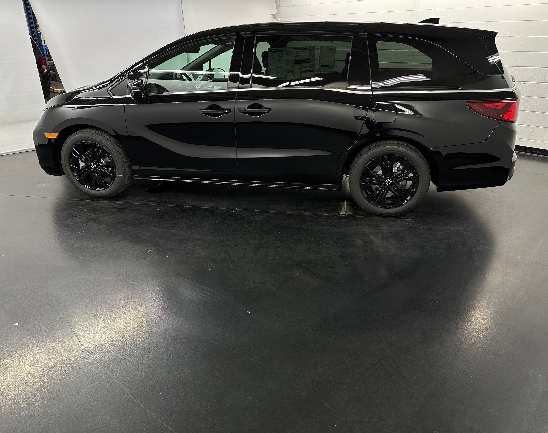 2026 Honda Odyssey photo 2