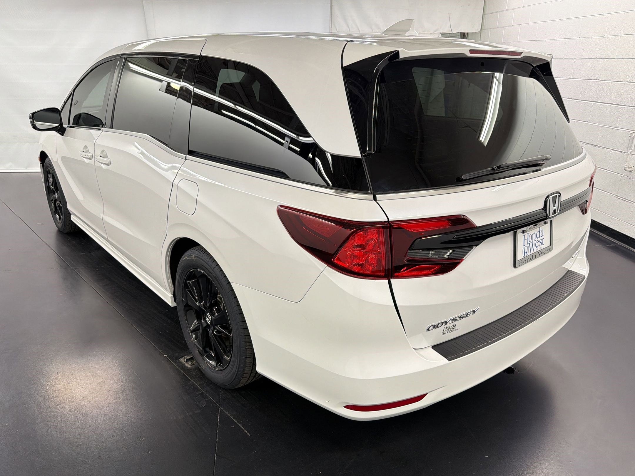 2023 Honda Odyssey Sport photo 2