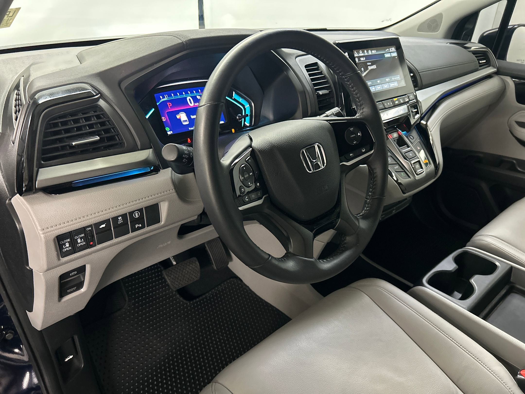 2023 Honda Odyssey Touring photo 4