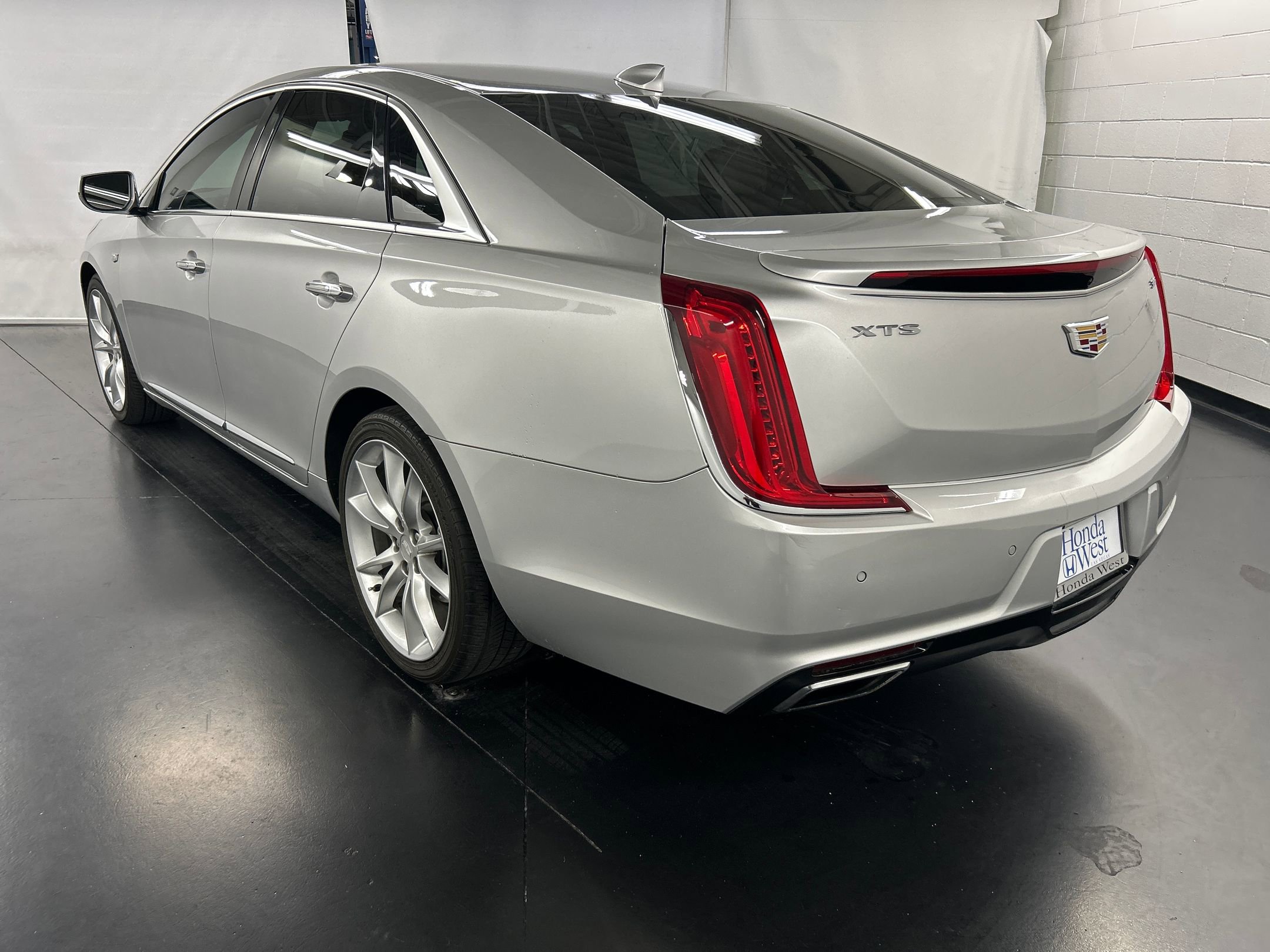 2018 Cadillac XTS Premium Luxury photo 3