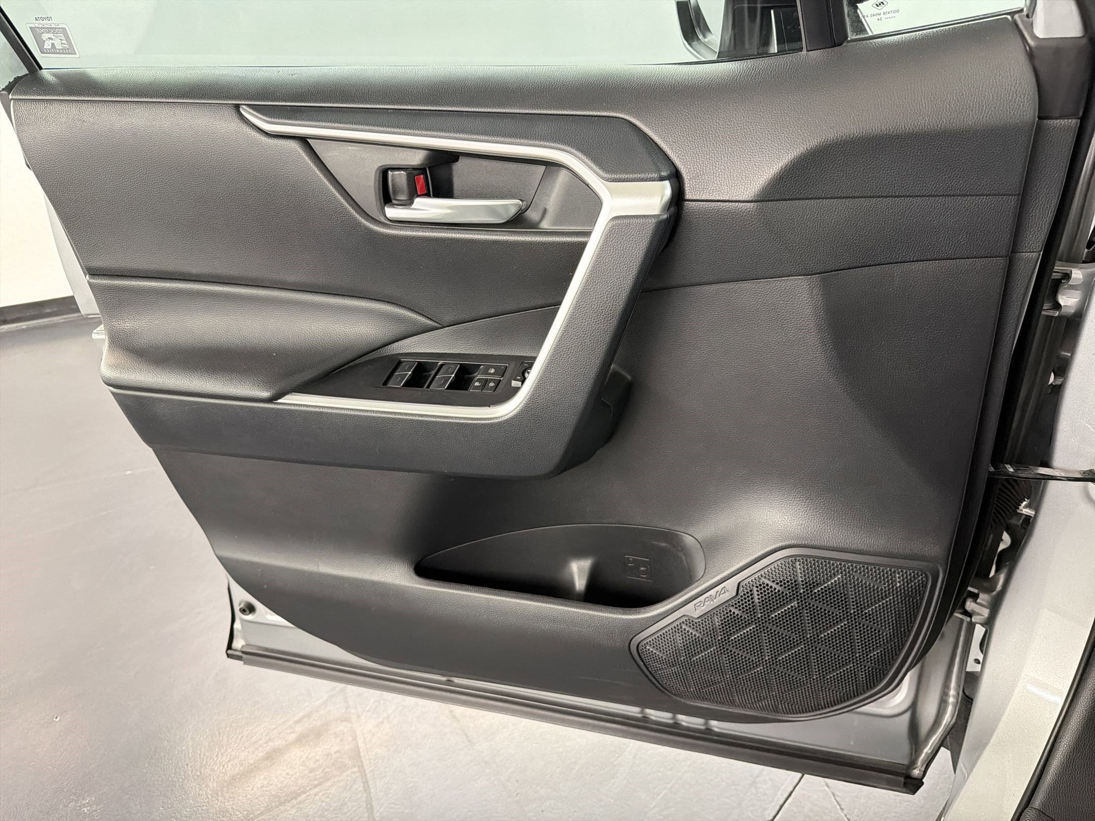 2024 Toyota RAV4 SE - Photo 13