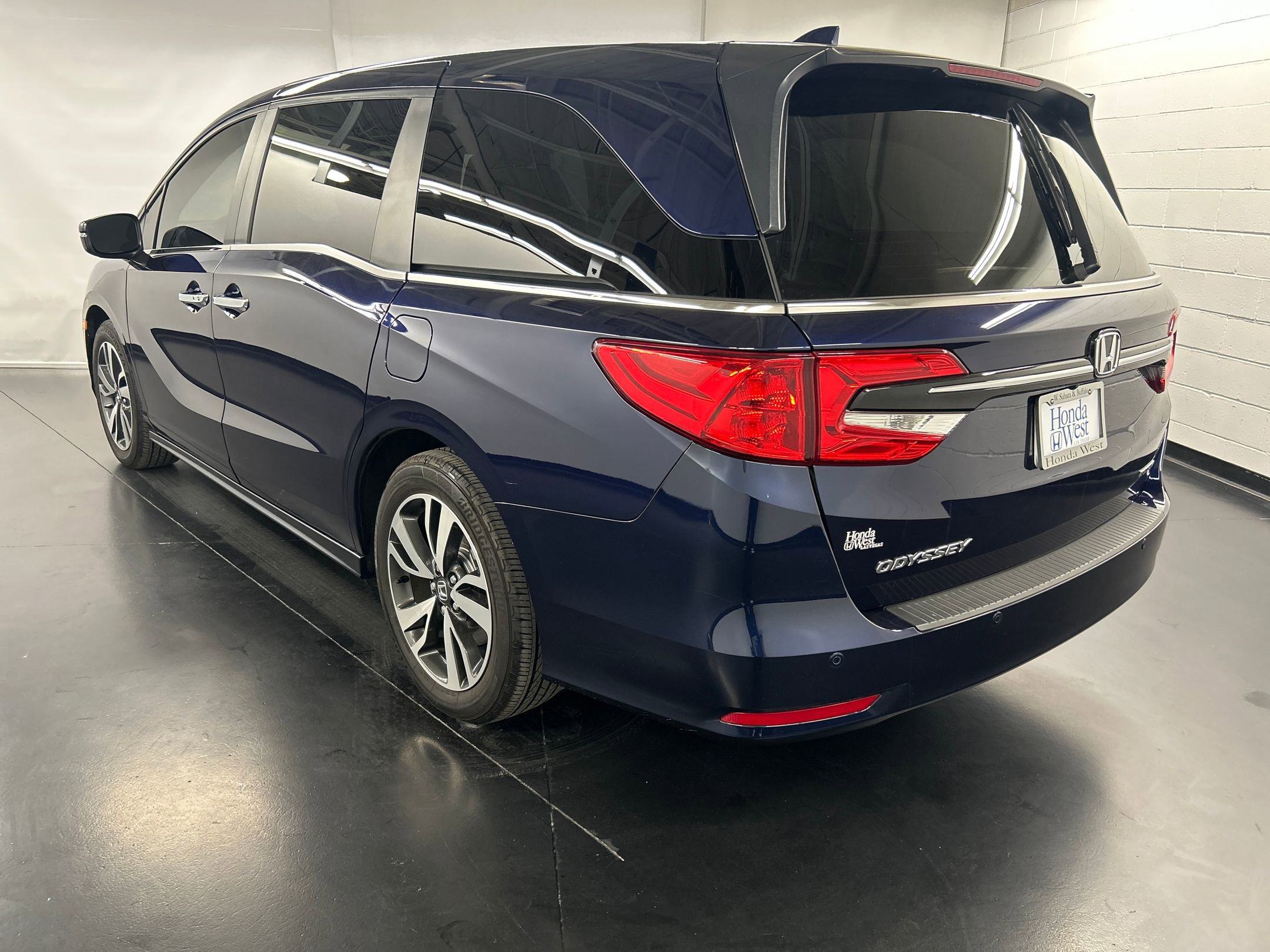 2023 Honda Odyssey Touring photo 3